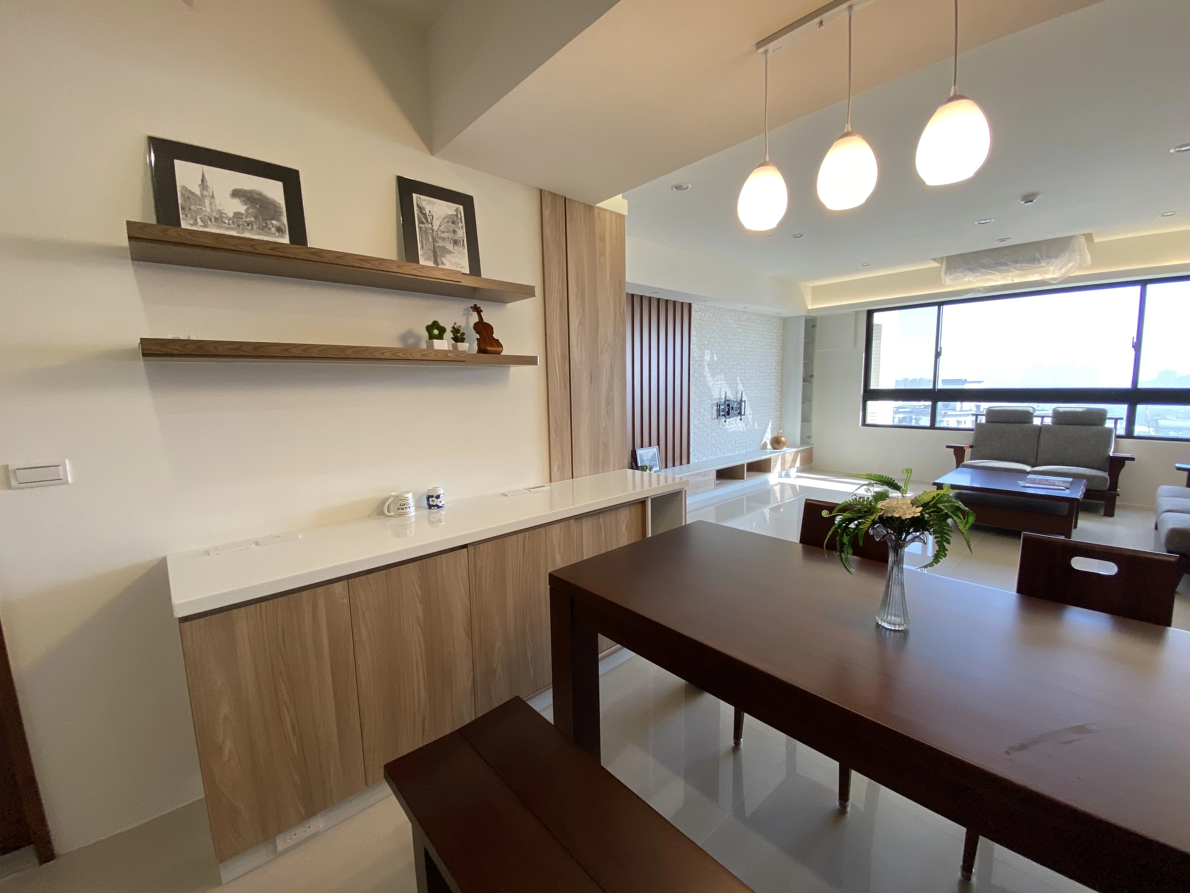 成大林森苑現代宅,德盈系統家具,溫潤木質輕奢感打造通透場域。