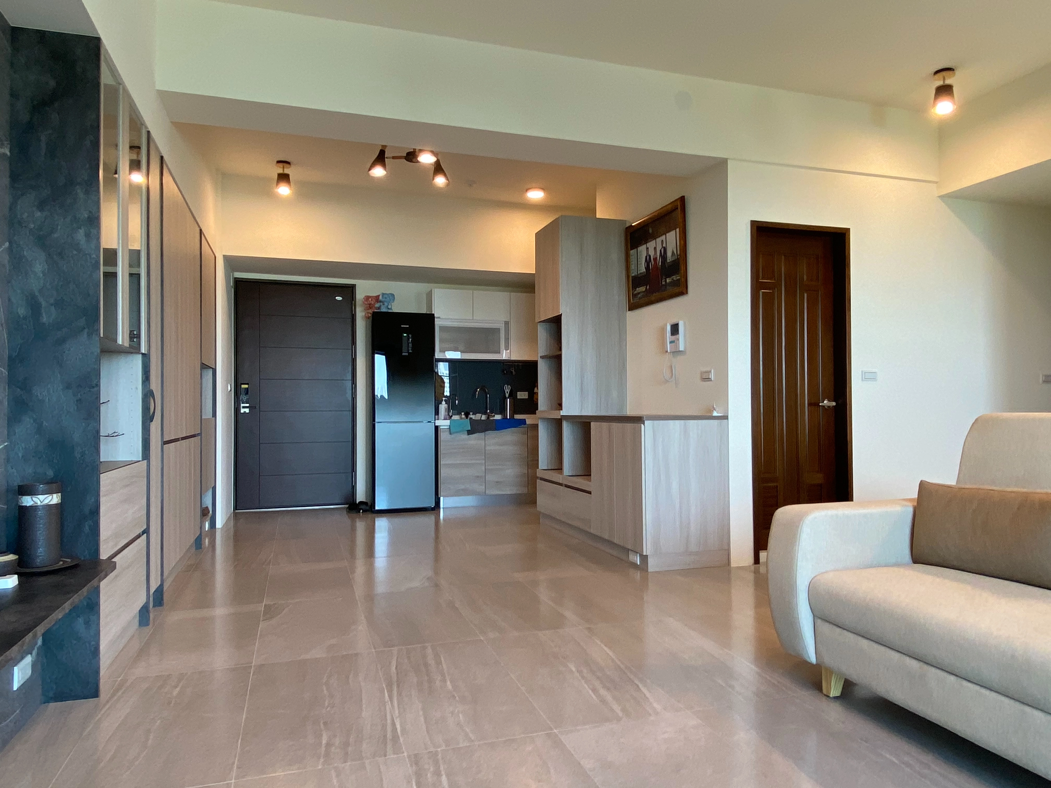 德盈室內設計廚房規劃:量身打造高機能系統電器櫃,有效整合家電與收納,維持空間乾淨俐落。