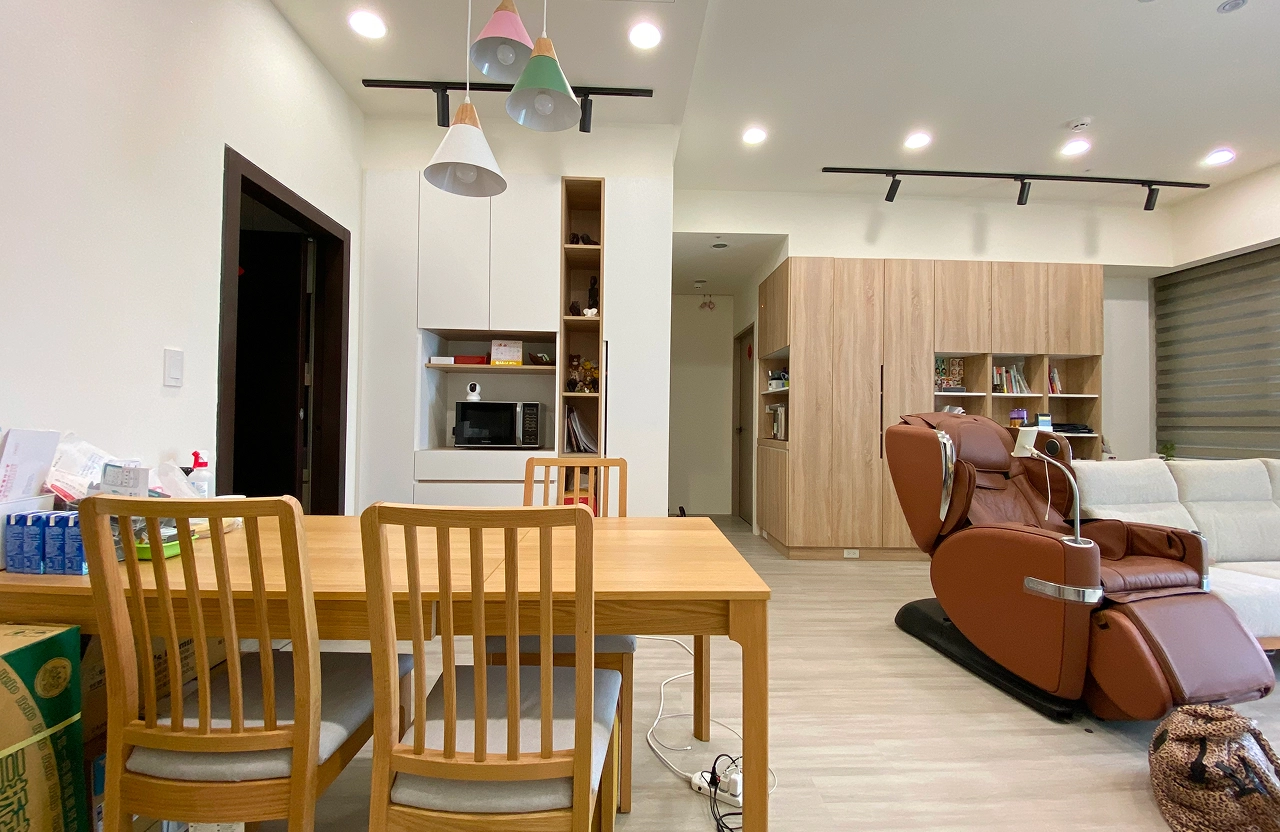 客餐廳設計：北歐風木質餐桌搭配大面積系統收納櫃，優化居家動線