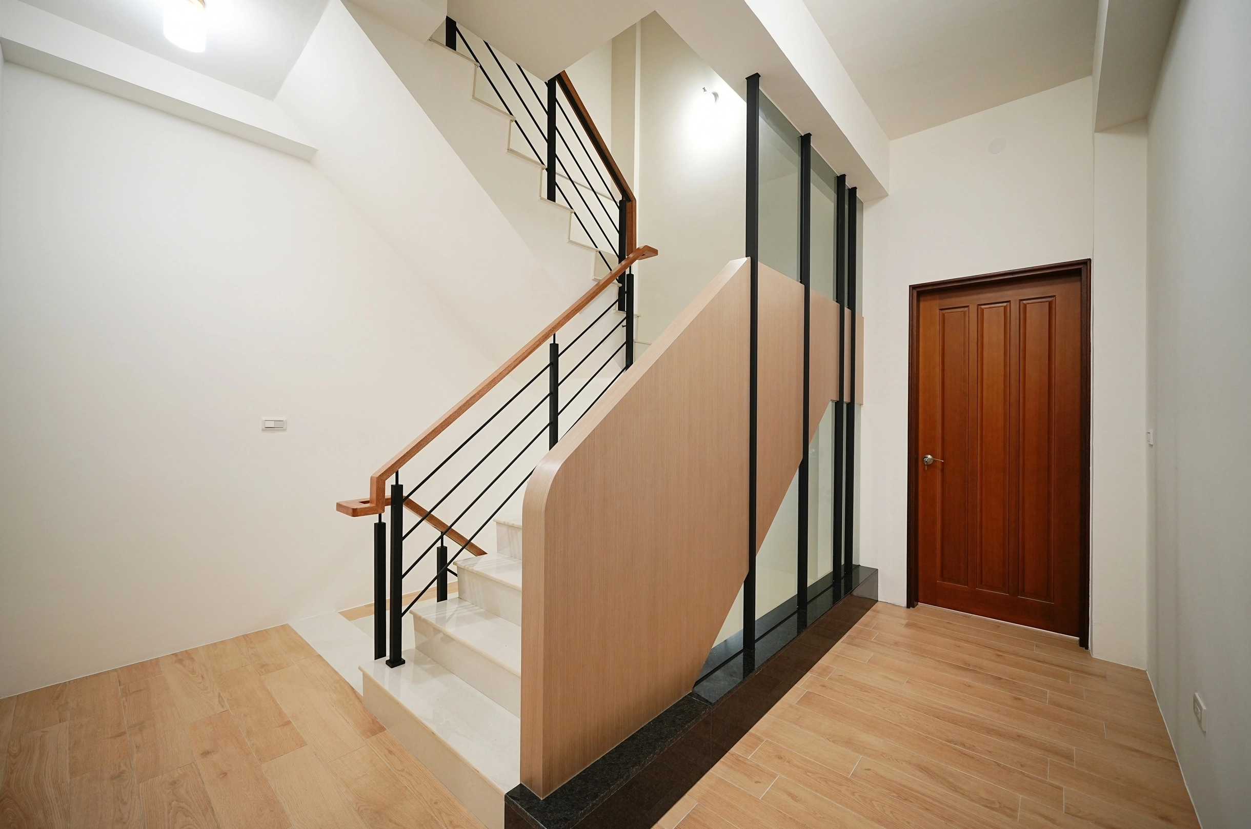 德盈空間規劃:走廊以經典與不同深淺的木紋配色為主軸,極簡設計語彙勾勒出俐落、通透的空間現代感。