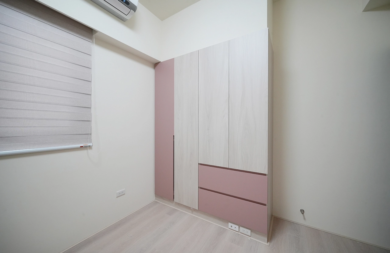 孩臥運用裝修預算打造粉色跳色系統衣櫃，兼具收納機能與童趣感
