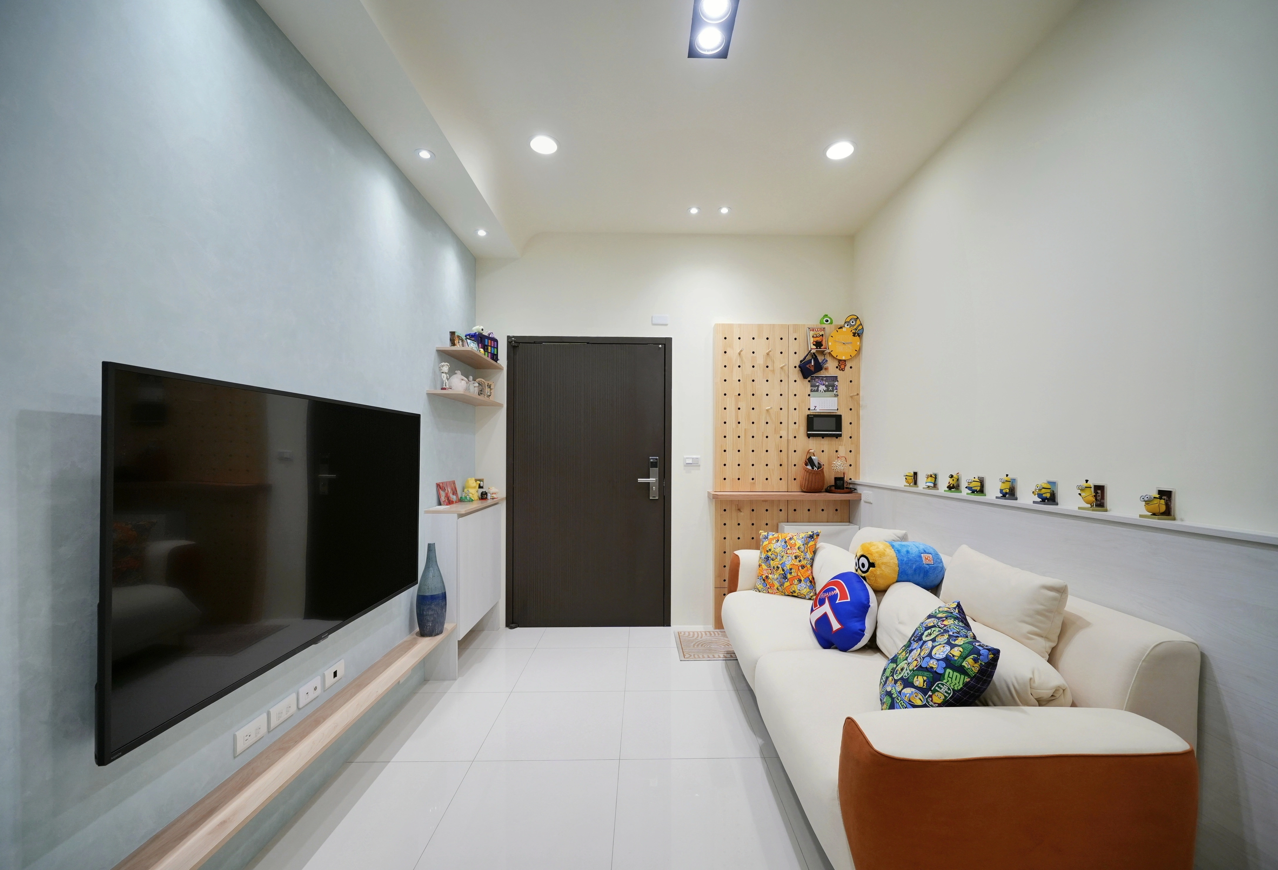 18坪北歐風新成屋。義大利塗料電視牆搭配洞洞板鞋櫃,營造簡約溫馨氛圍。