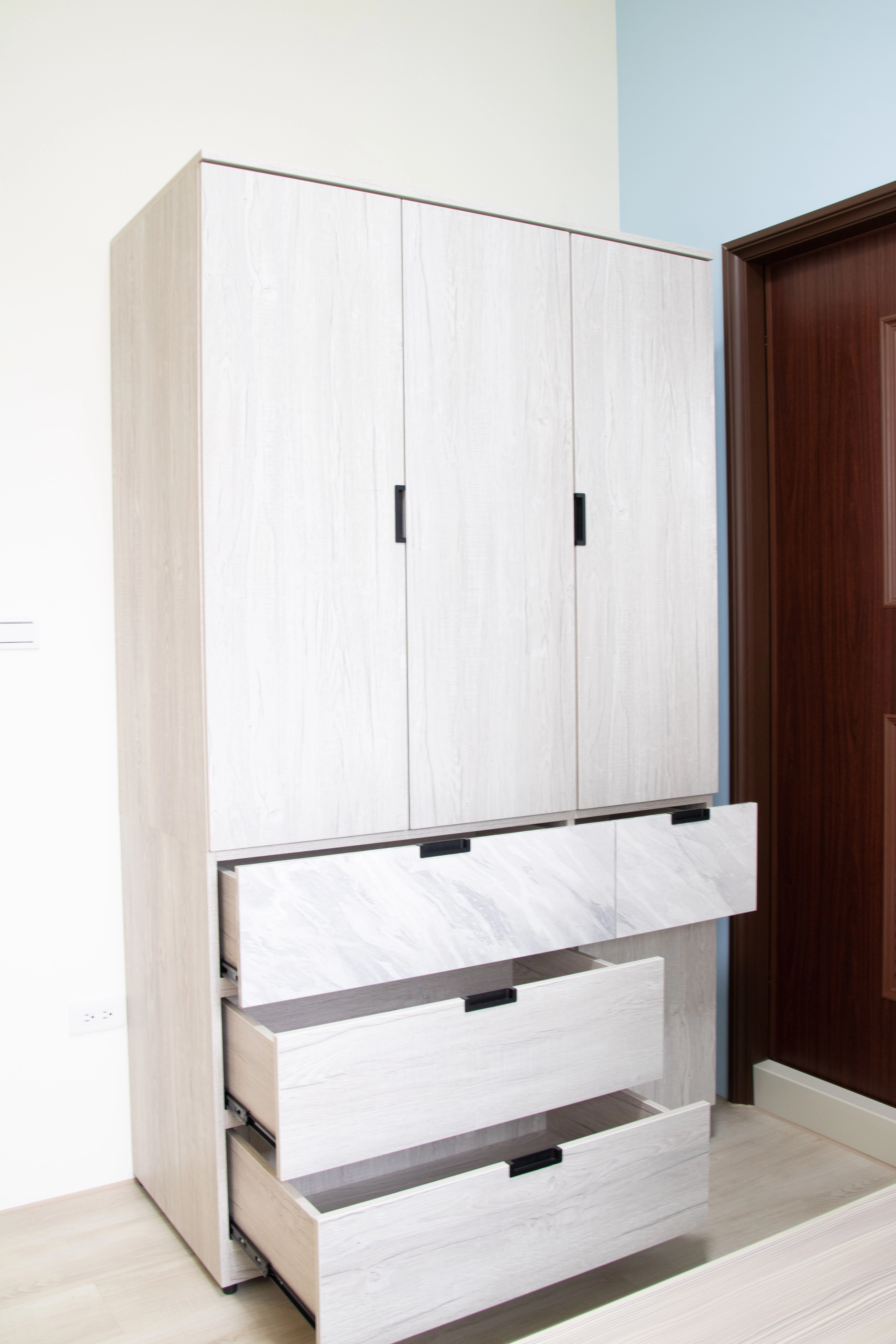 德盈室內設計：極簡無把手設計內崁黑鐵飾條，打造俐落視覺與層次，體現現代精緻的高質感臥室生活。