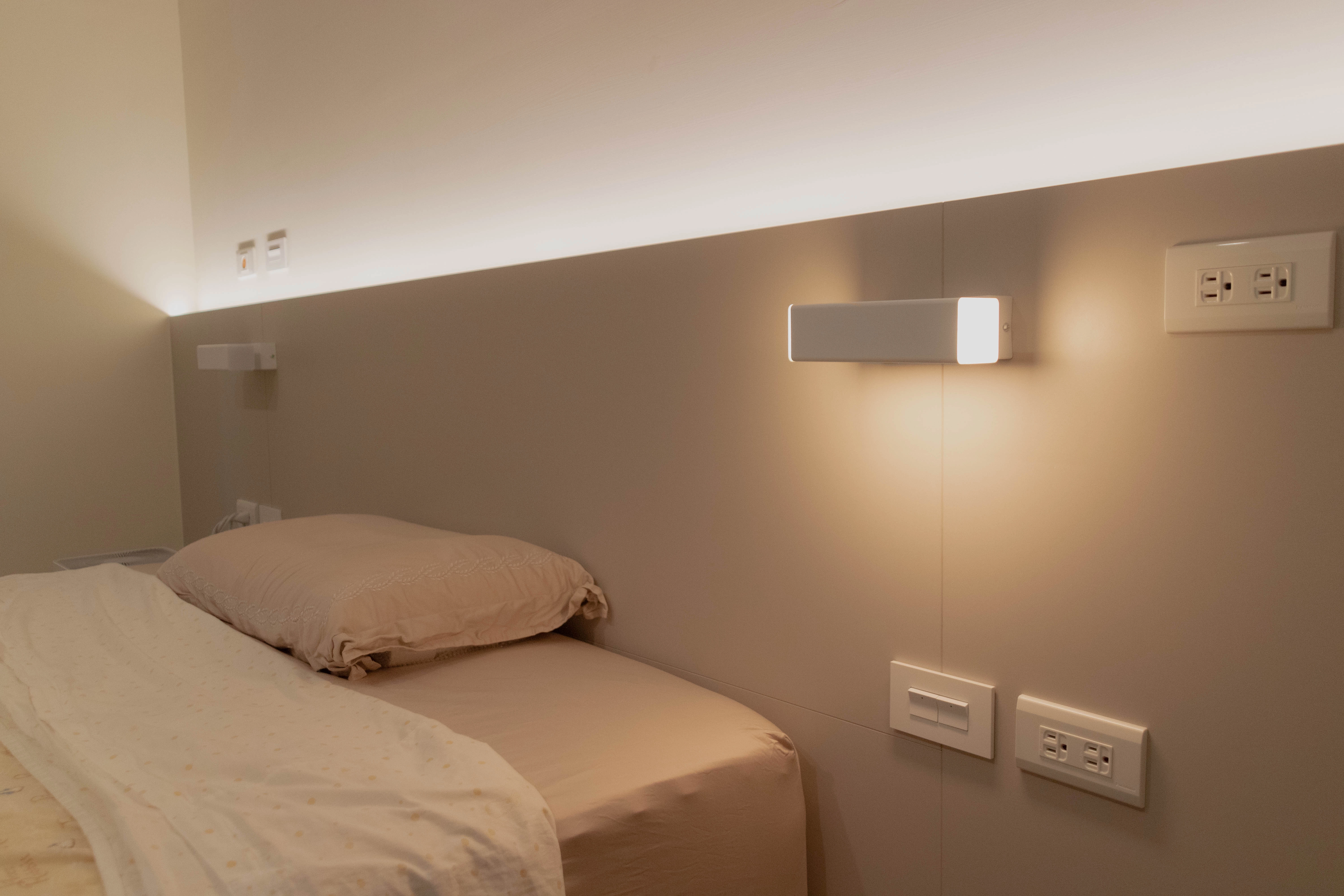 德盈臥室設計：系統床頭背牆整合便利插座，細膩工法打造高機能美學臥室。