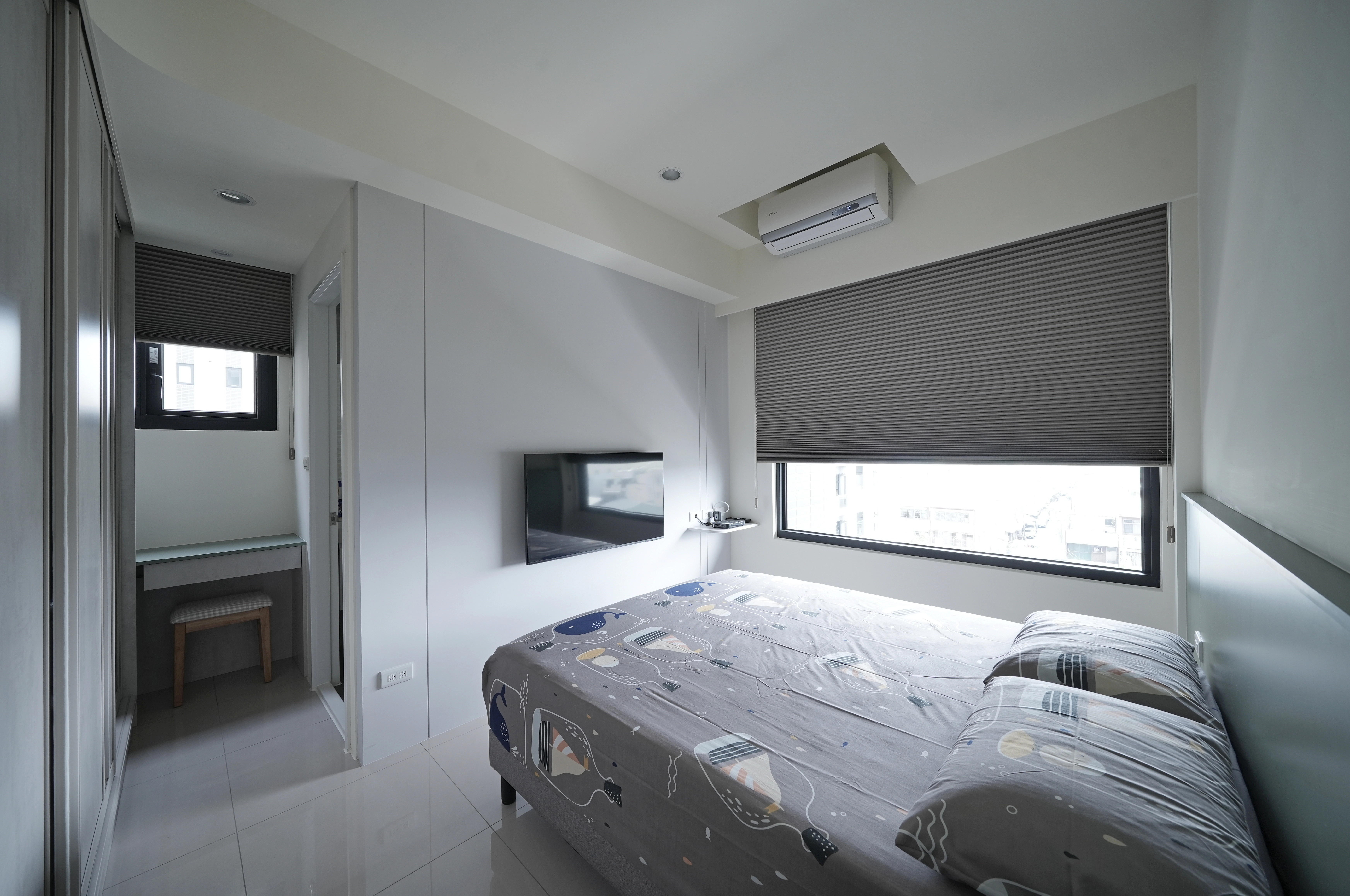 德盈臥室設計:淺色木紋系統板電視牆搭配極簡無把手櫃體