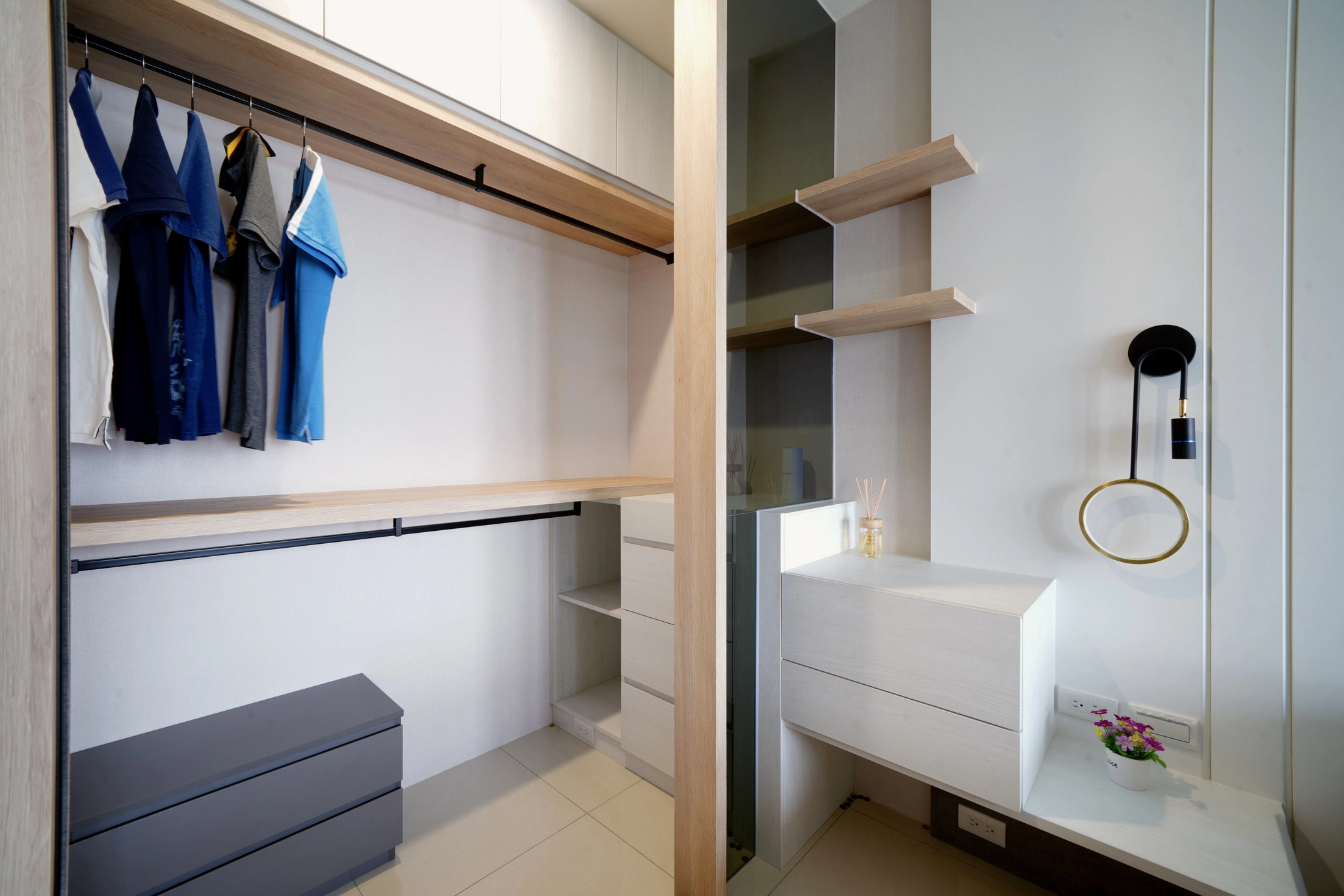 更衣室雙層吊掛設計,極大化收納。台南系統櫃設計完美平衡美學與實用性。