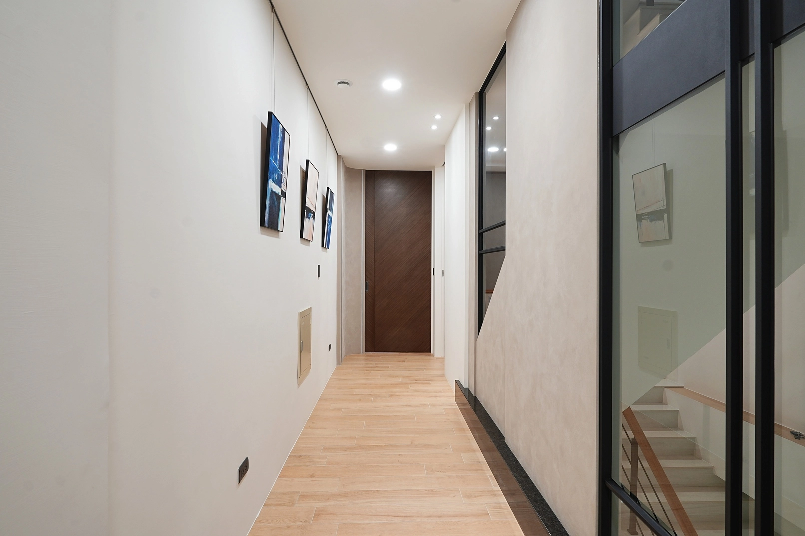 德盈設計:隱藏門設計整合走廊牆面,搭配簡約配色,實現乾淨俐落且具整體感的空間美學。
