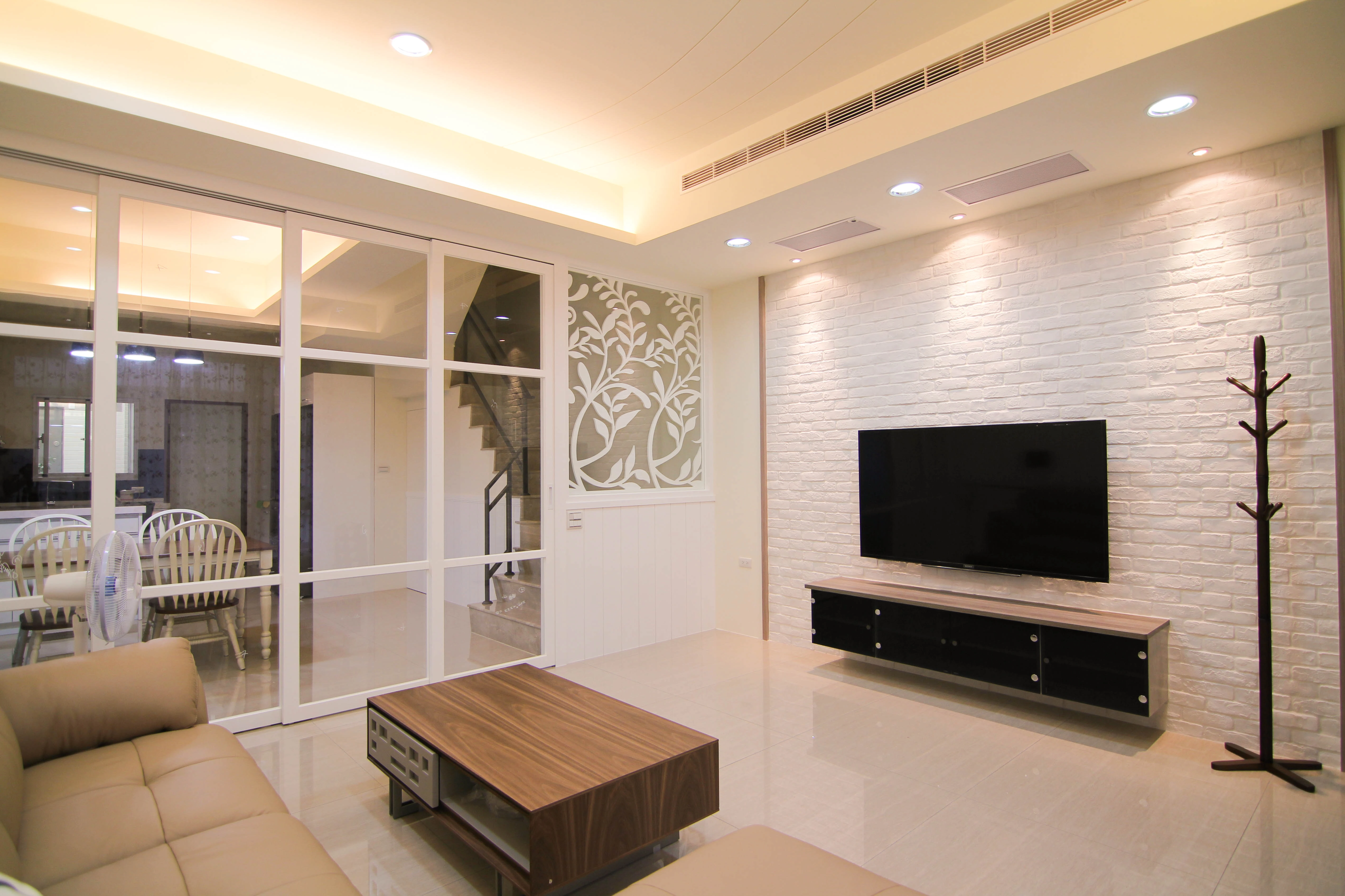 白色格框木作推拉門: 靈活區隔空間,保有居家通透採光。