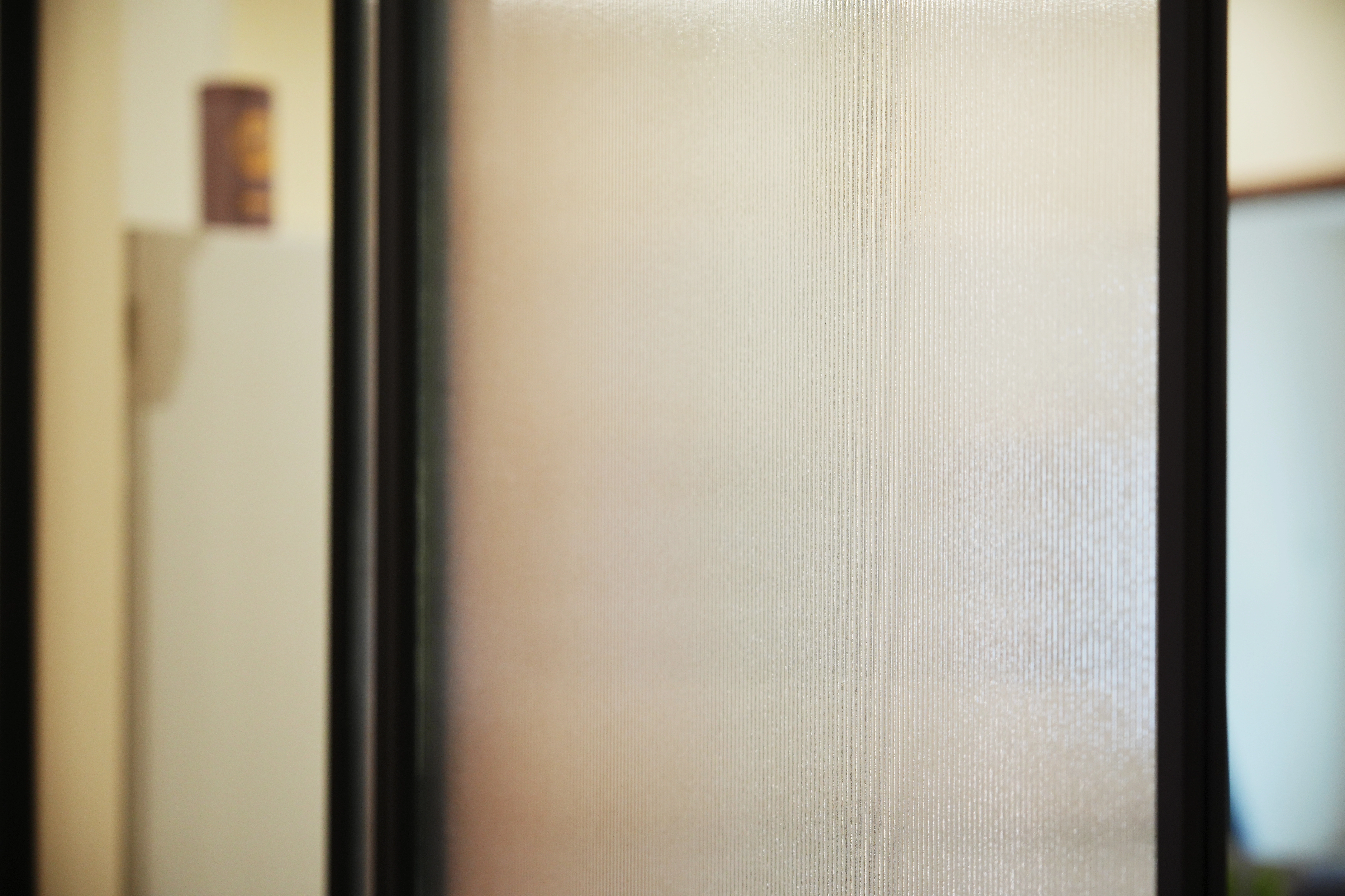 德盈室內設計細節:選用透光不透影的冰柱玻璃,優化空間隱私性並營造柔和的光影美學。