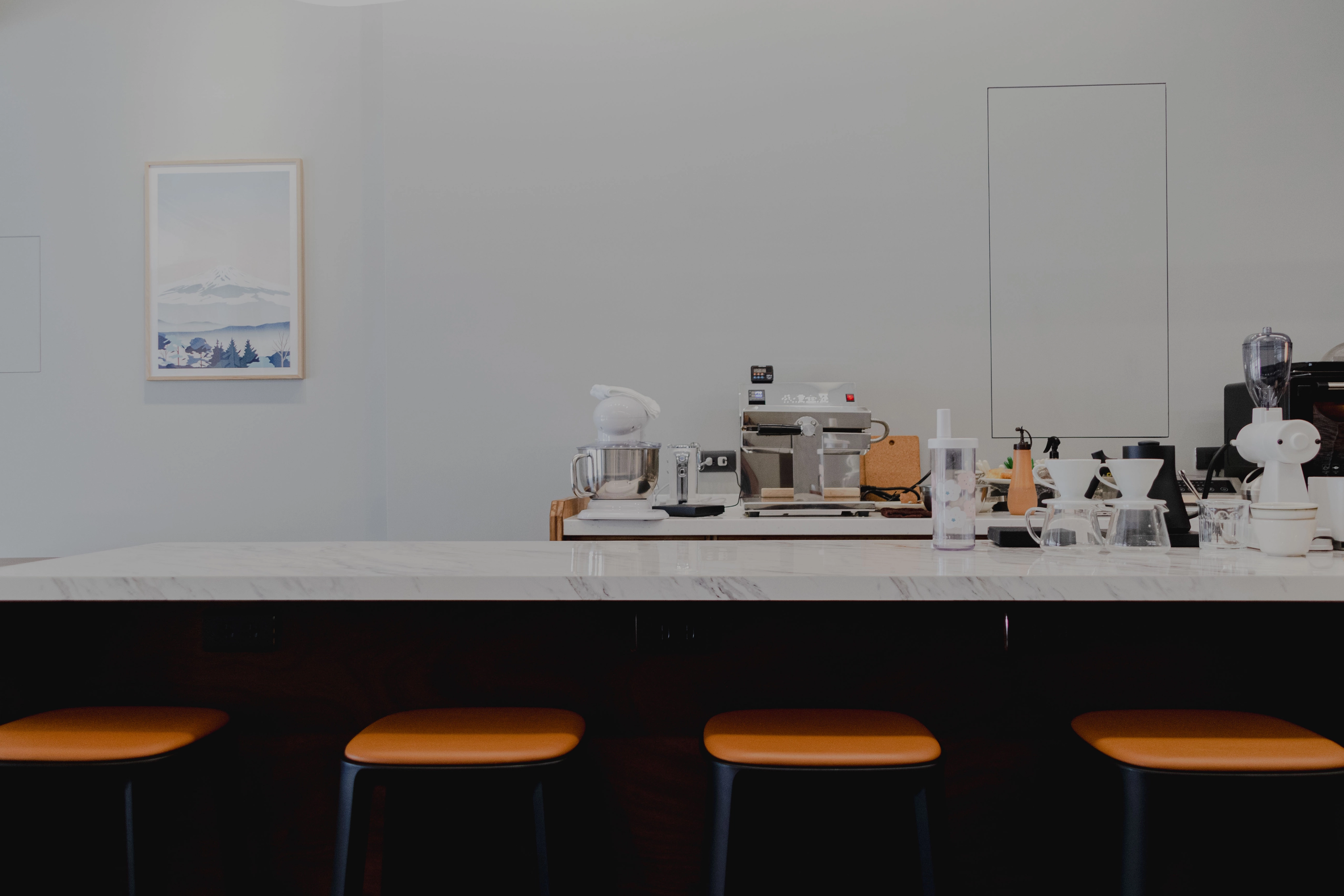 德盈室內設計商業空間:選用耐磨質感人造石吧檯,提升咖啡廳作業效率並營造極簡現代美學。