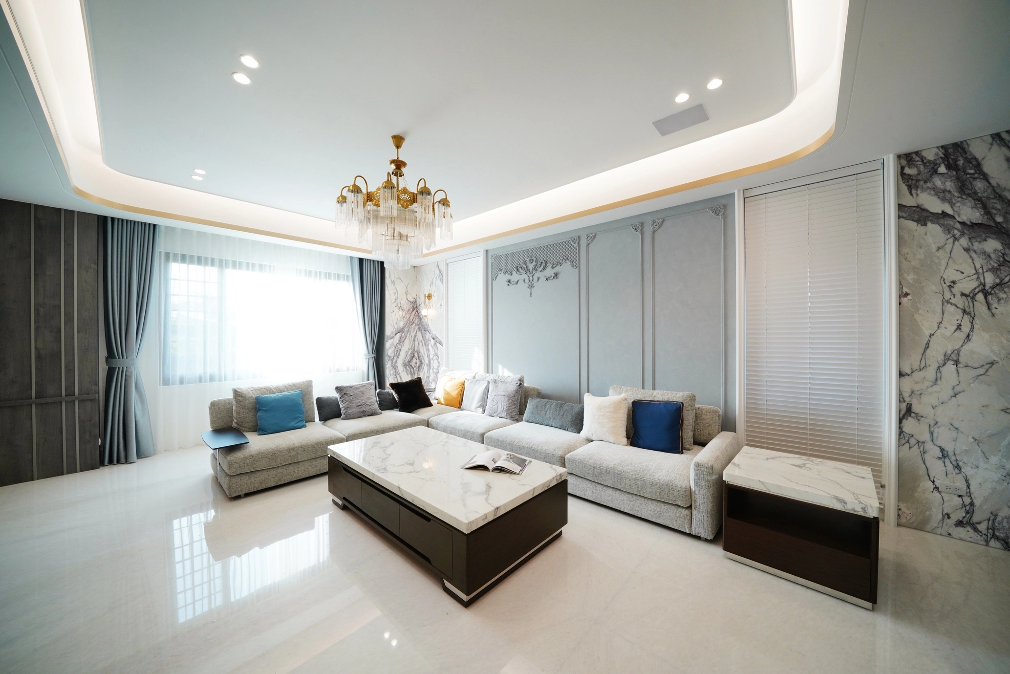客廳電視牆以大理石紋搭配細膩線板,營造高雅大器的現代語彙。