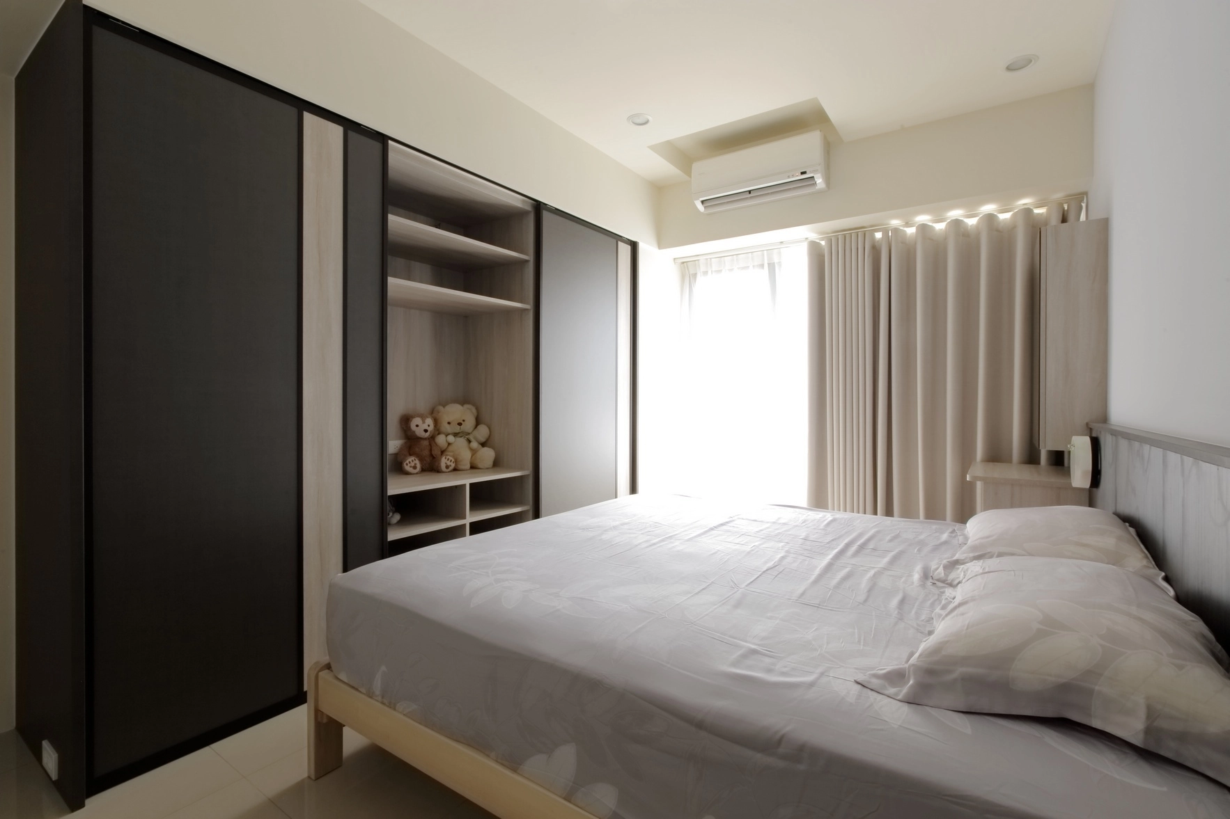 主臥烤黑鋁框推拉門櫃: 黑色邊框點綴木質,注入現代簡約設計感。