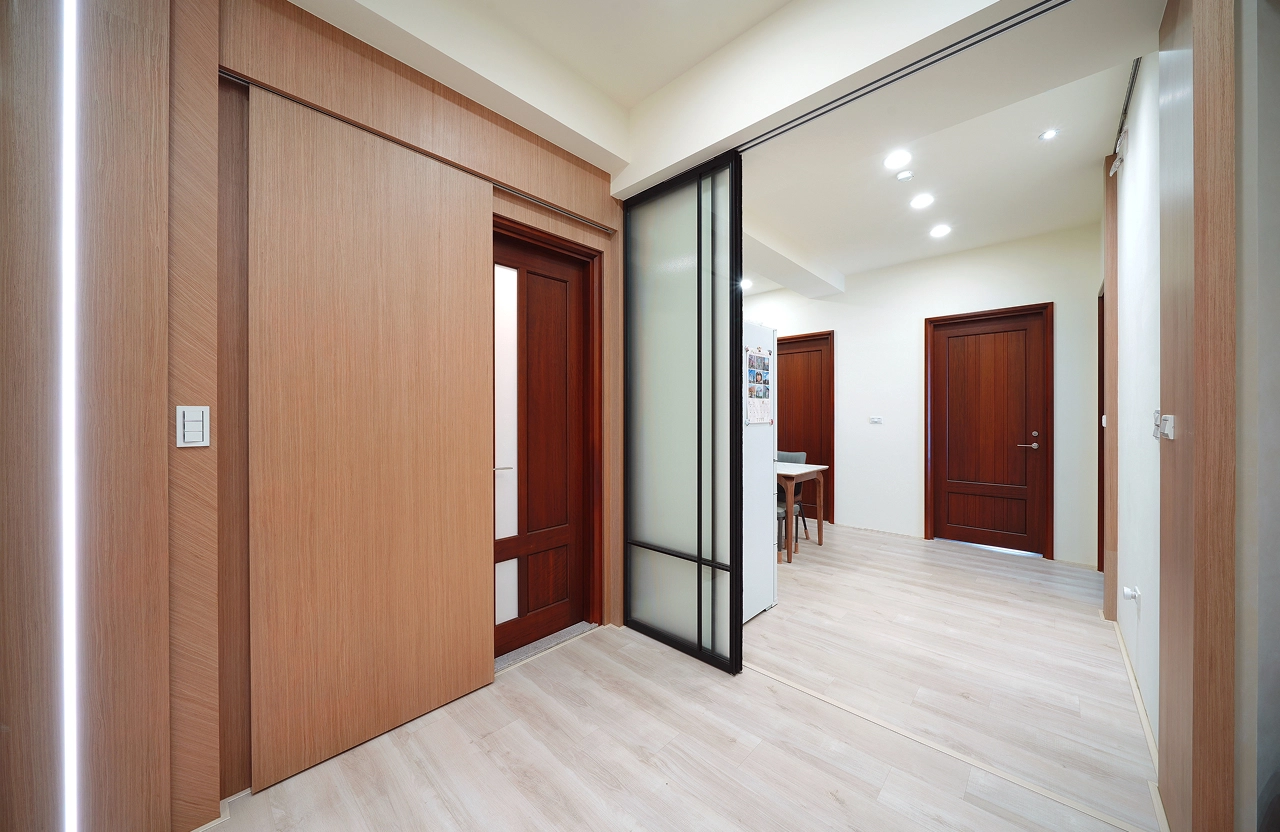 德盈設計隱藏門工程：巧妙收納廁所入口，搭配穿透感推拉門優化餐廳動線與採光。