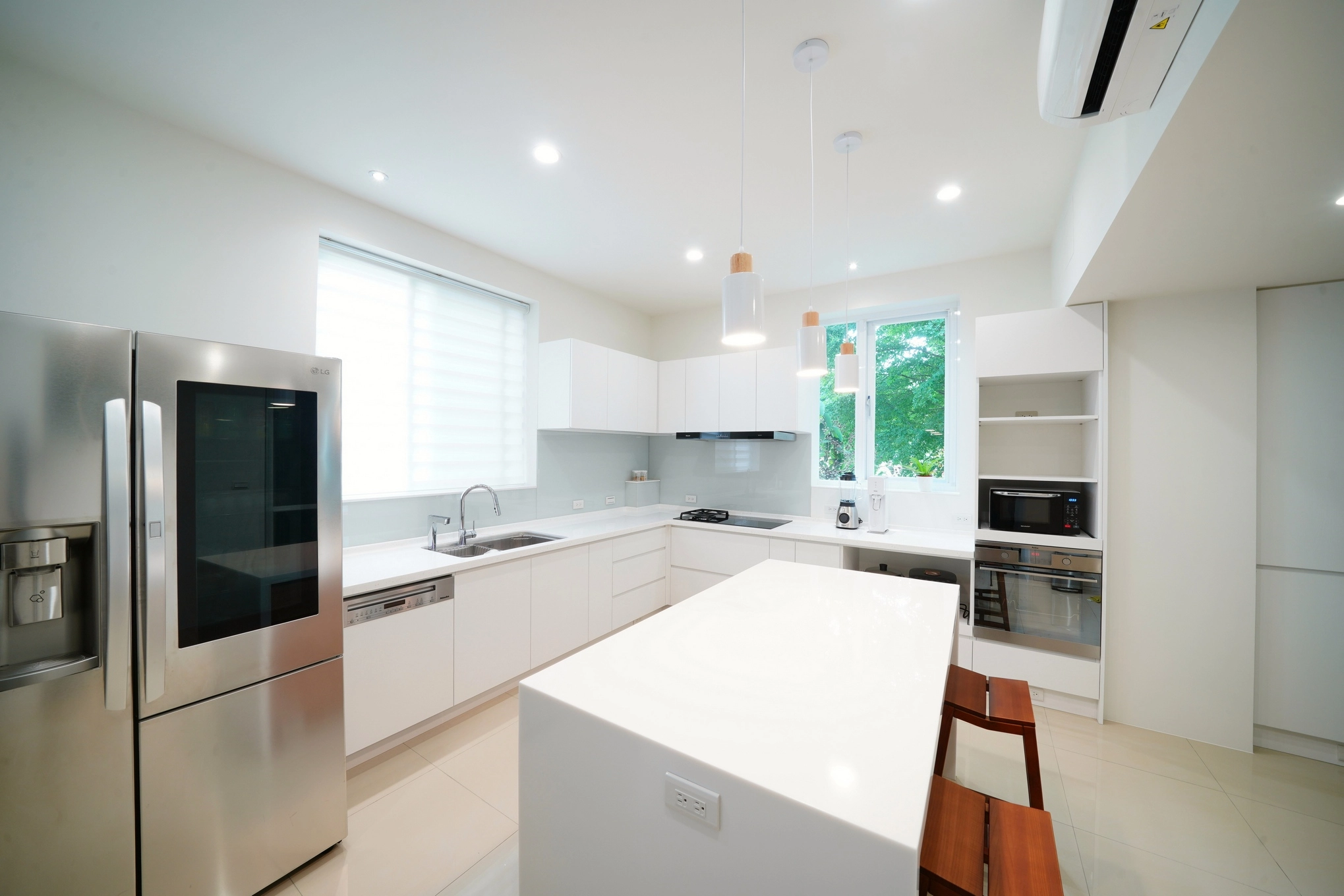 德盈設計:客製化高機能系統廚具與電器櫃,完美整合烹飪設備,讓廚房收納更顯整潔與高效。