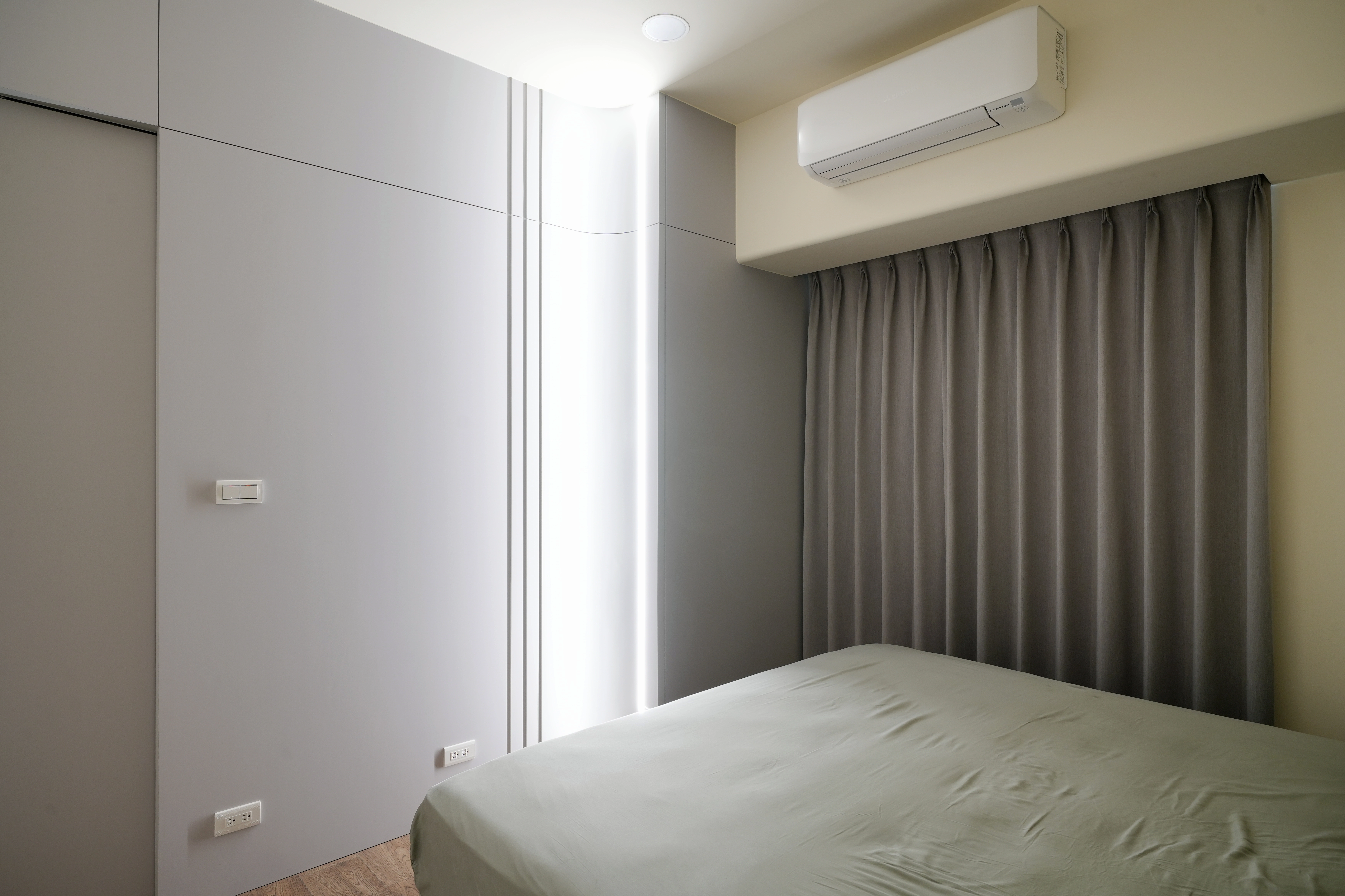 德盈臥室設計:牆面內嵌式垂直線性燈條,以柔和間接光營造高級睡眠氛圍。