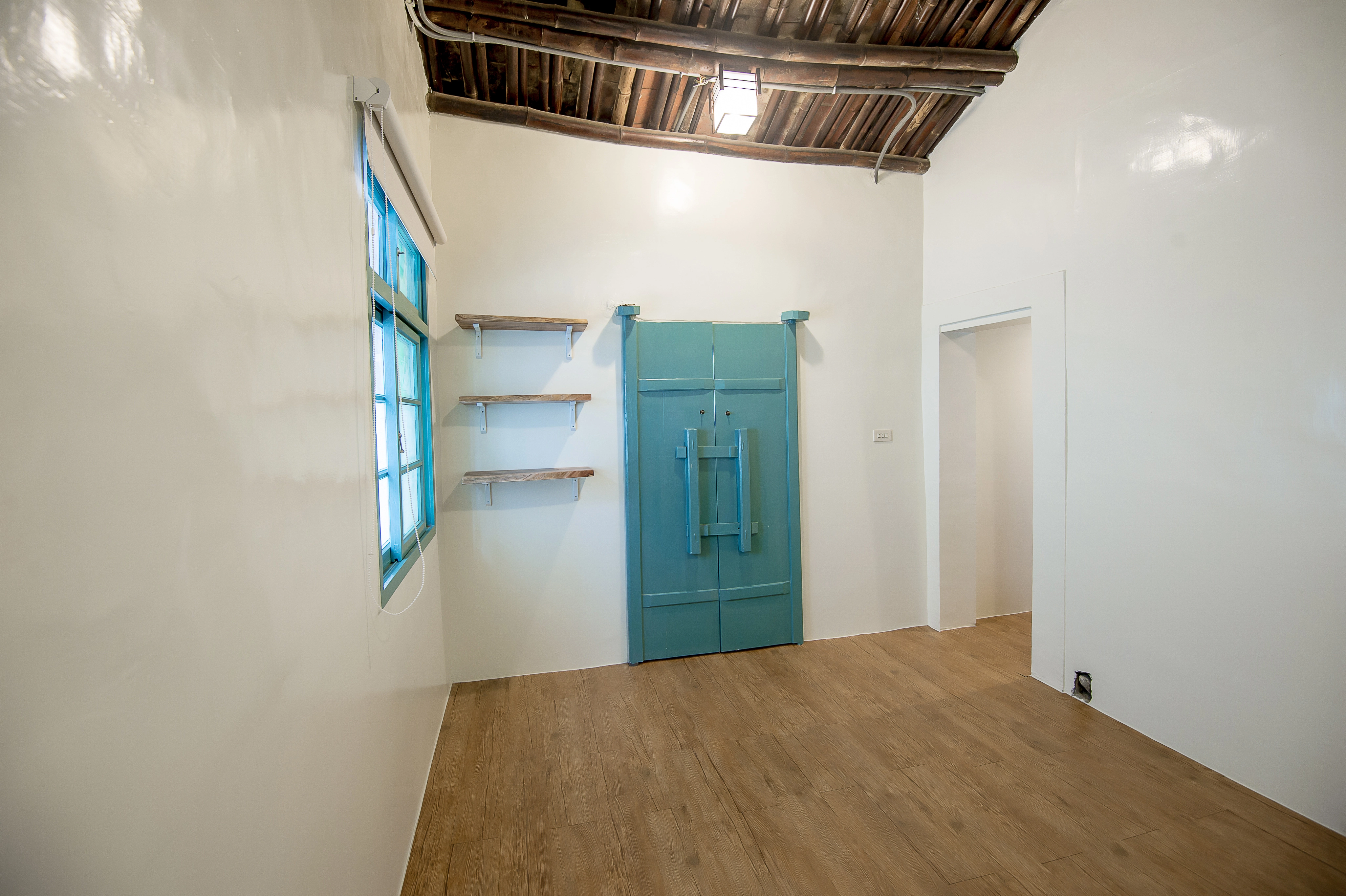 精選美術吊燈光影點綴: 暖色調燈光消弭壓迫感,賦予老家生命。