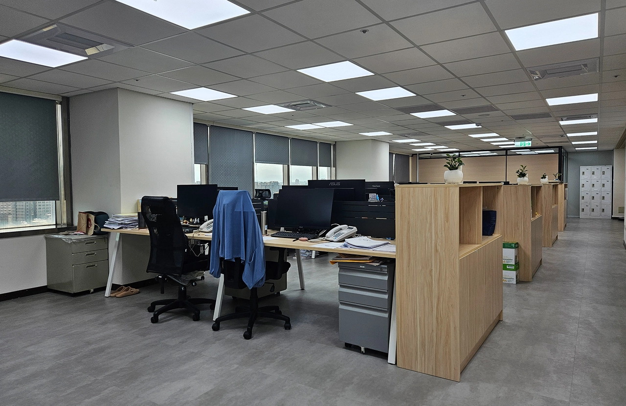 台南辦公室設計：高品質系統櫃收納與現代風工位規劃，提升企業專業形象與坪效。
