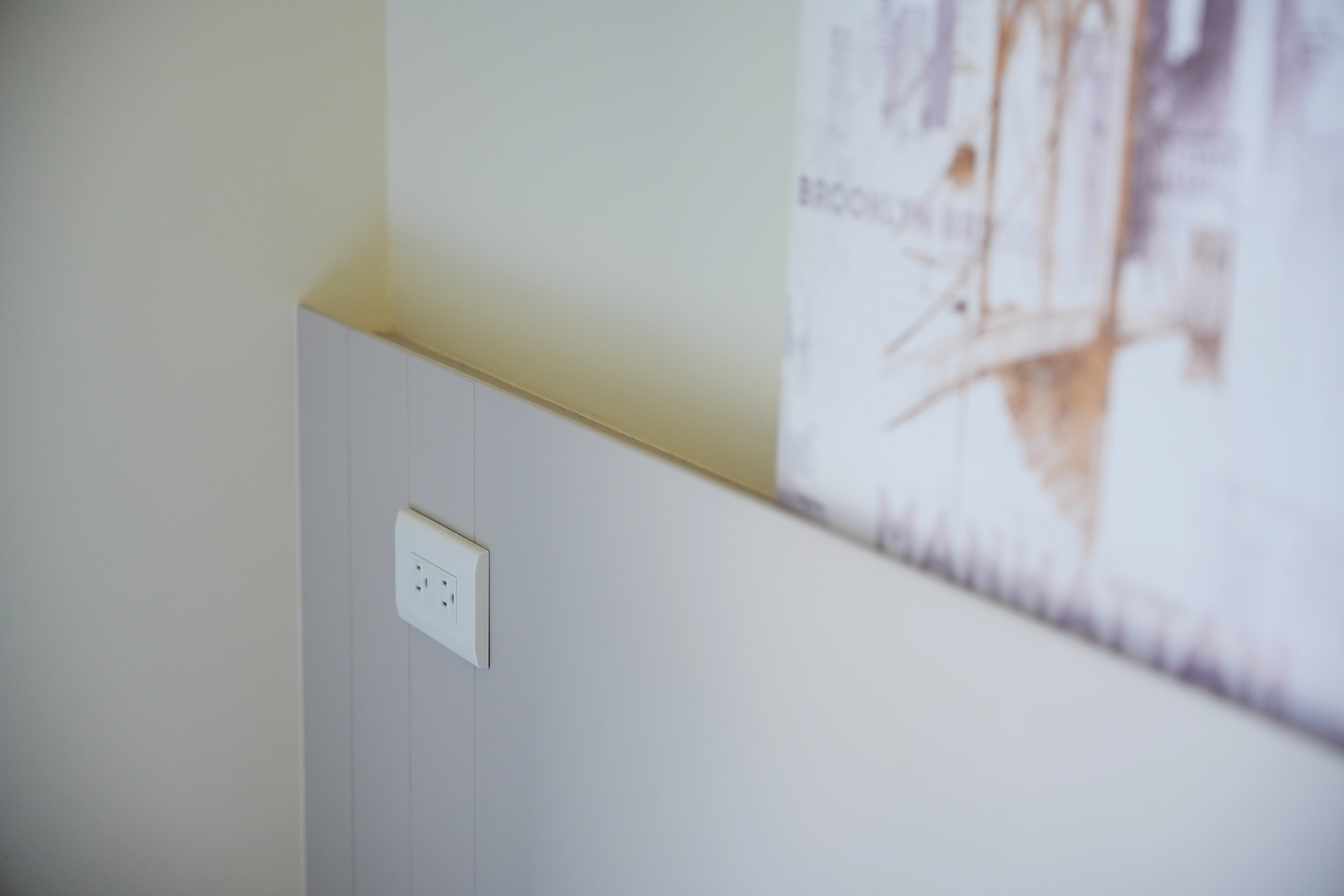 德盈設計規劃:於床頭背牆增加插座,解決睡前滑手機充電需求,體貼實用的臥室電路配置。