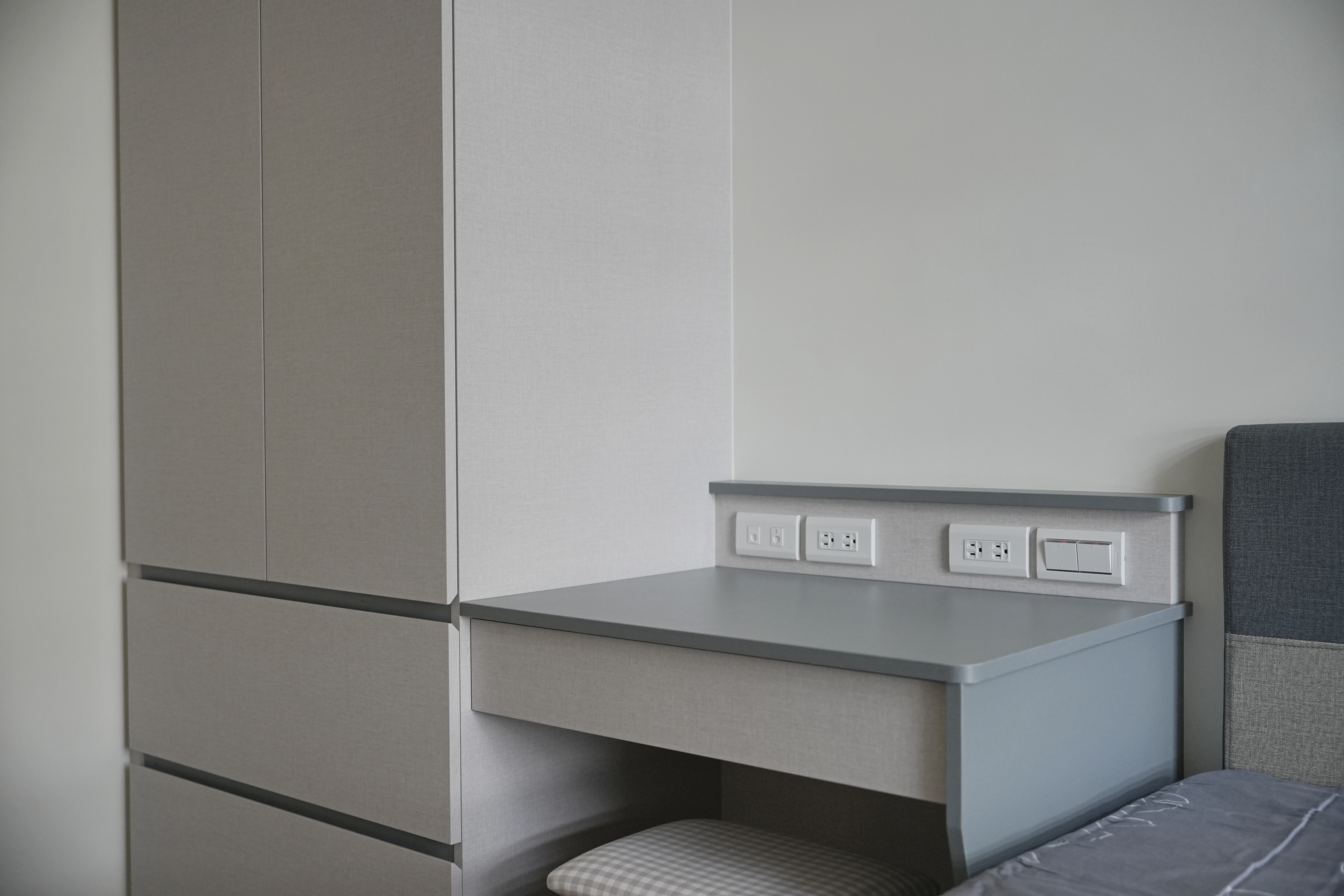 德盈系統家具:木紋系統衣櫃與臥榻連動規劃打造簡約舒適客臥