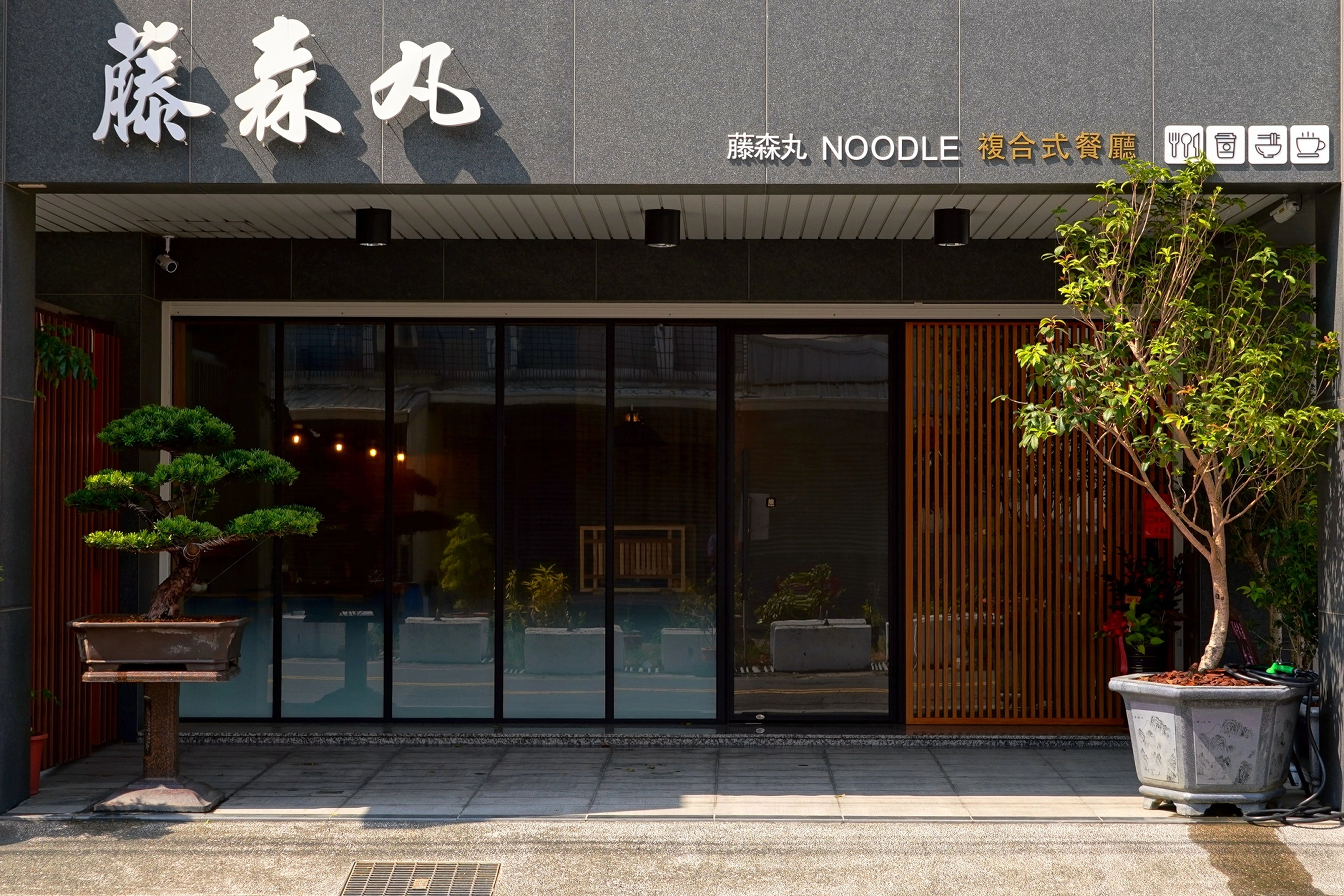 德盈台南系統家具案例: 高品質板材施作,成就質感餐飲場域。