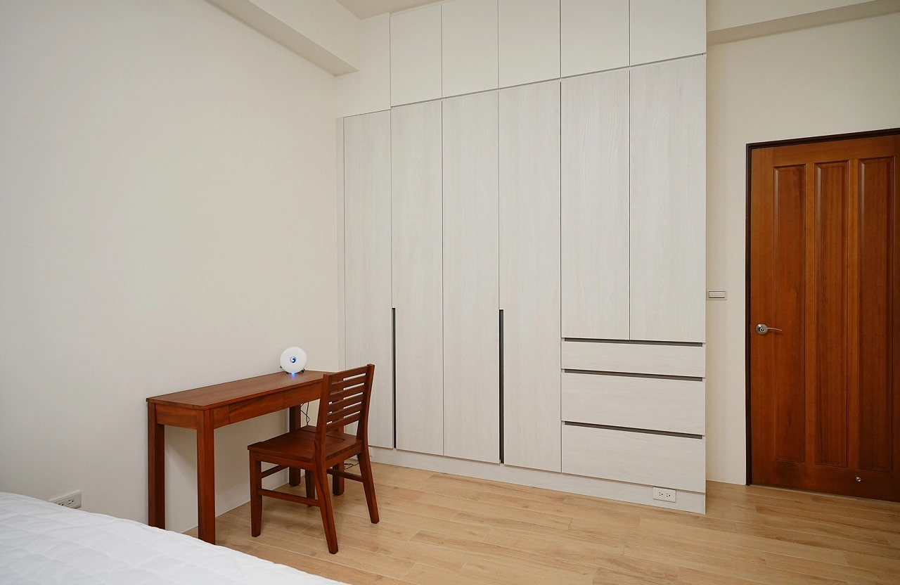 德盈設計：客臥空間融合跳色系統櫃與細緻木紋材質，精準的配色配置，打造機能與美感兼具的臥室。