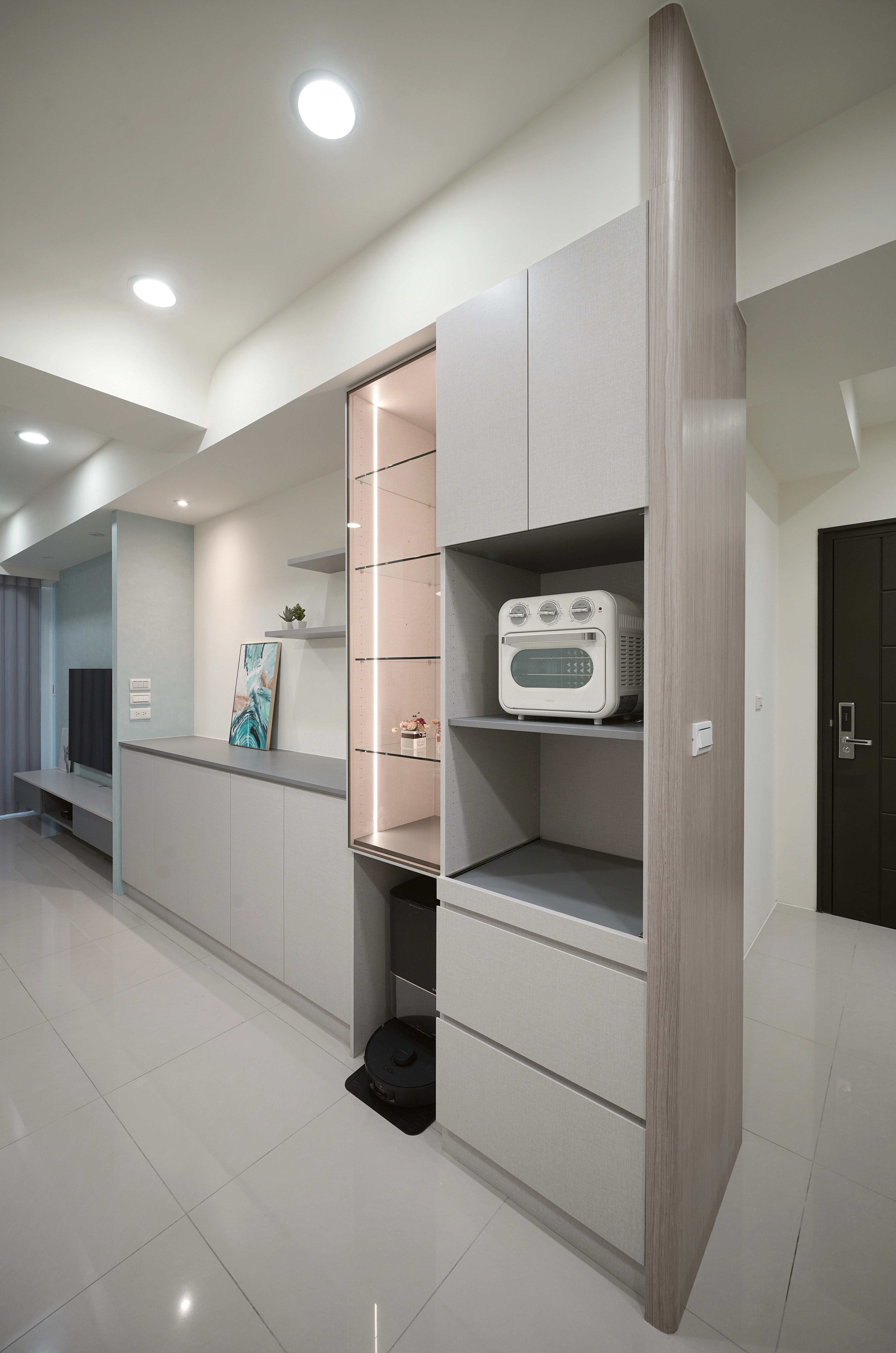 德盈客廳系統櫃：黑玻璃門片展示櫃搭配內嵌燈帶營造質感