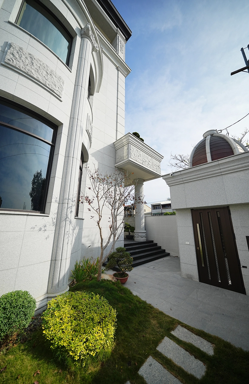 比擬精緻改修案：德盈自地自建實例，運用頂級建築工藝重塑新古典風格美學。