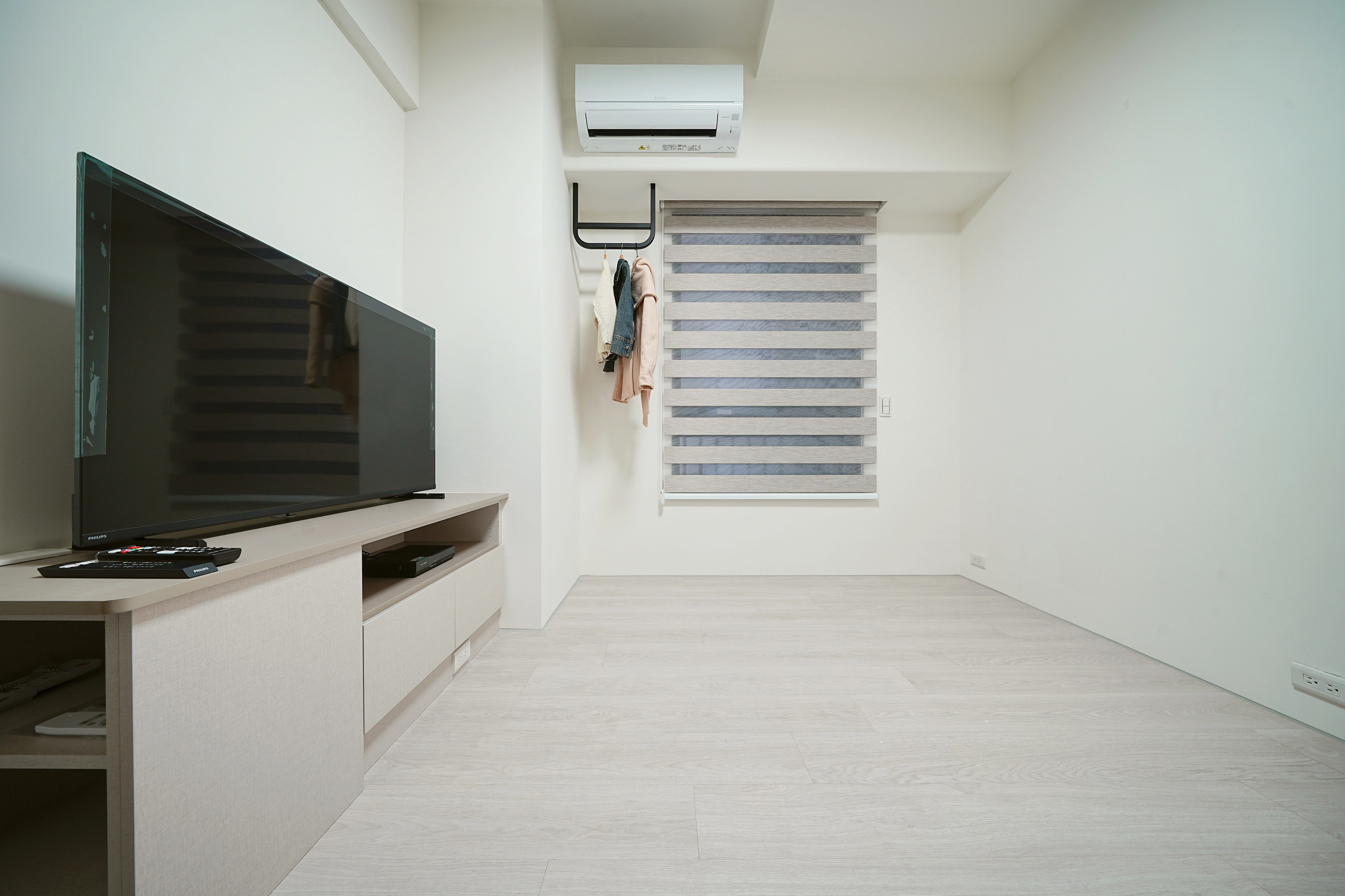 極簡木質調系統電視櫃: 整合視聽與備品收納,營造溫潤舒眠氛圍。