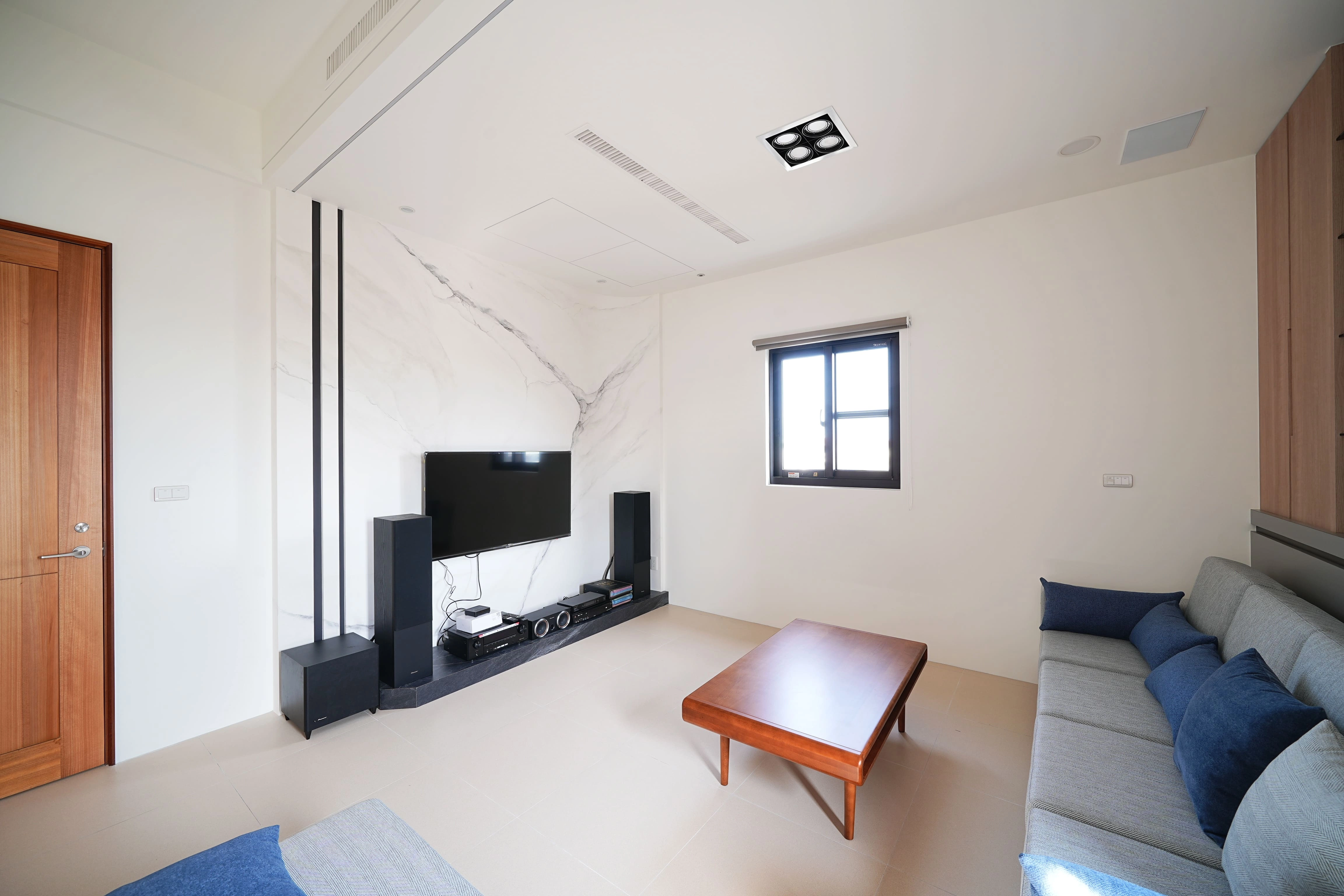 影視廳配置專業吸音包覆與舒適沙發,結合智慧燈控打造頂級影院。