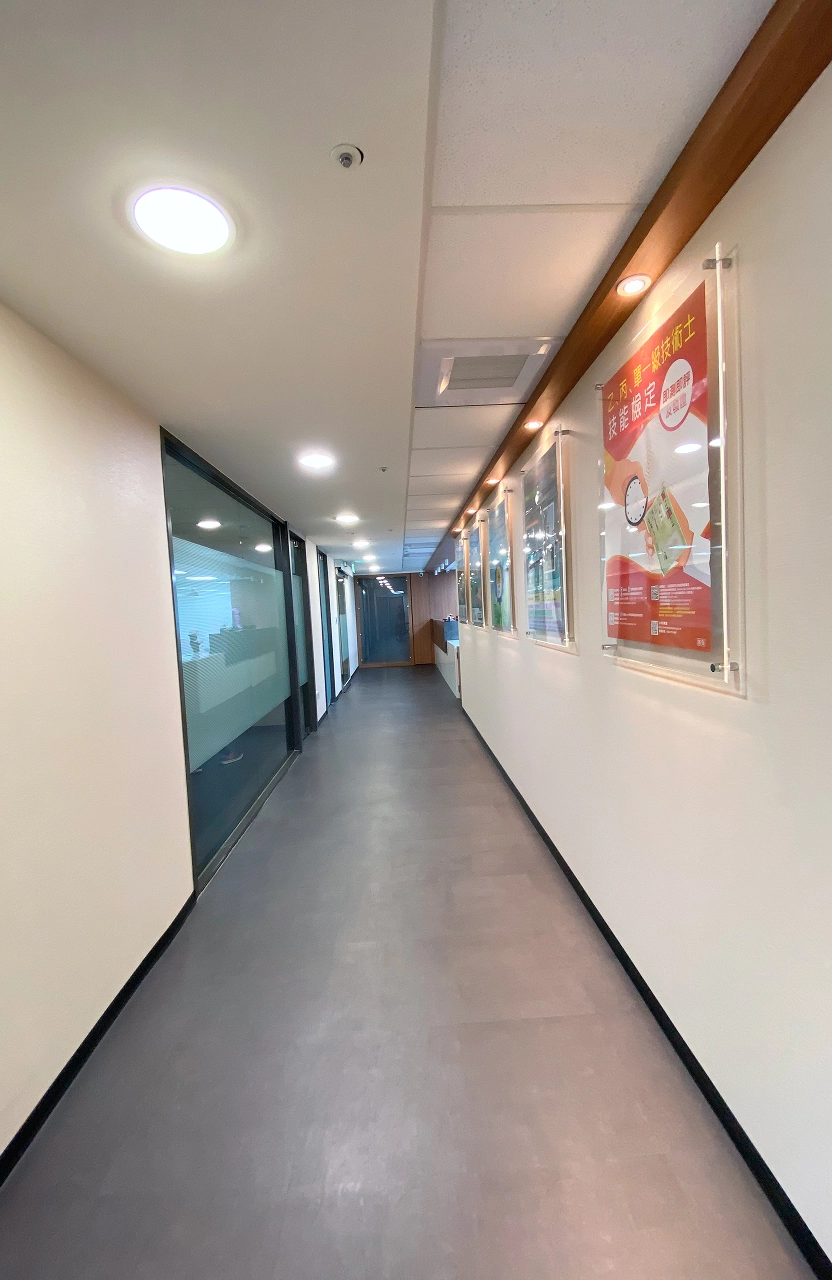 台南辦公室設計：明亮走廊與質感木地板，打造通透舒適的現代辦公空間。