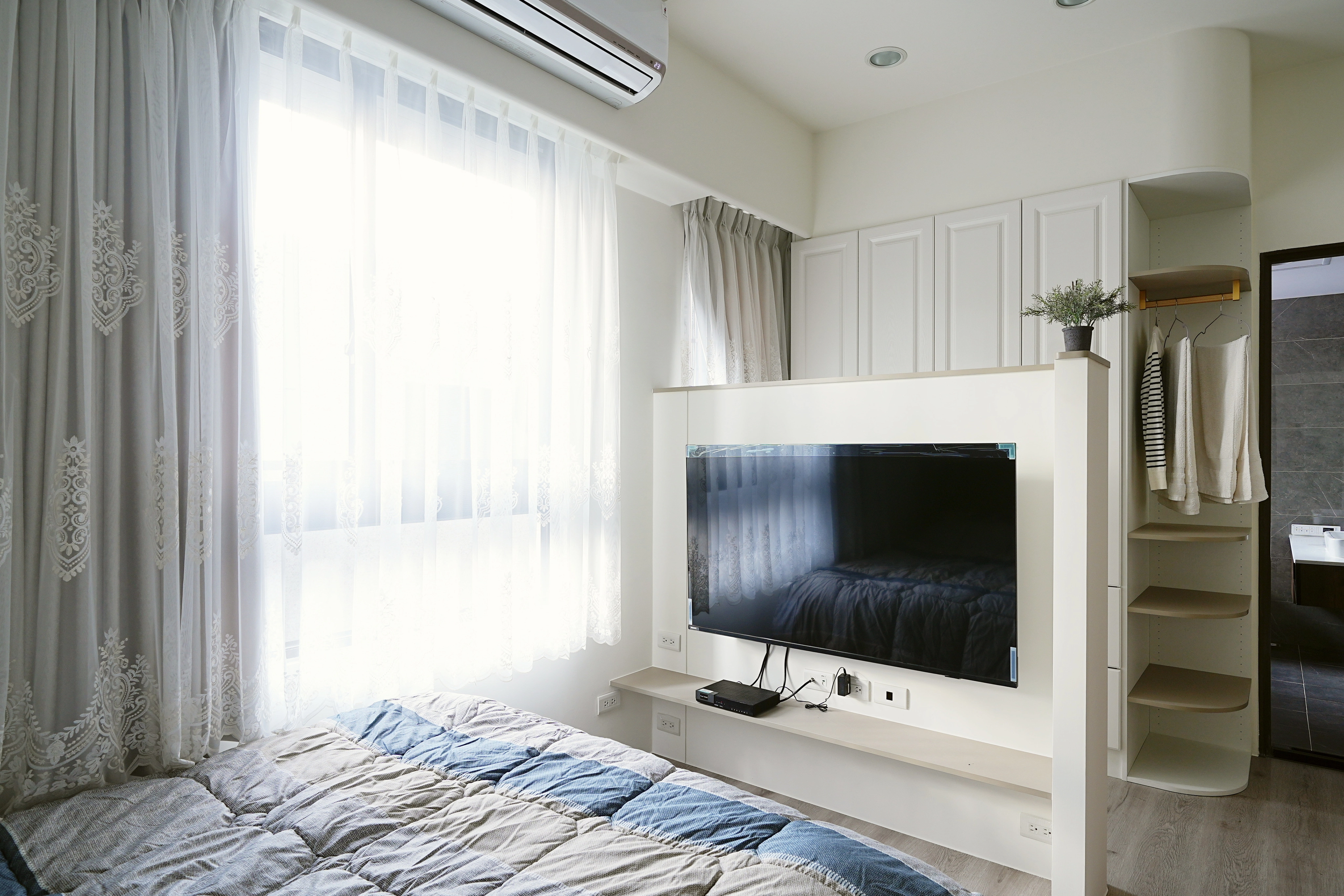 主臥木作 L 型電視牆: 完美整合視聽機能,延伸私領域美學。