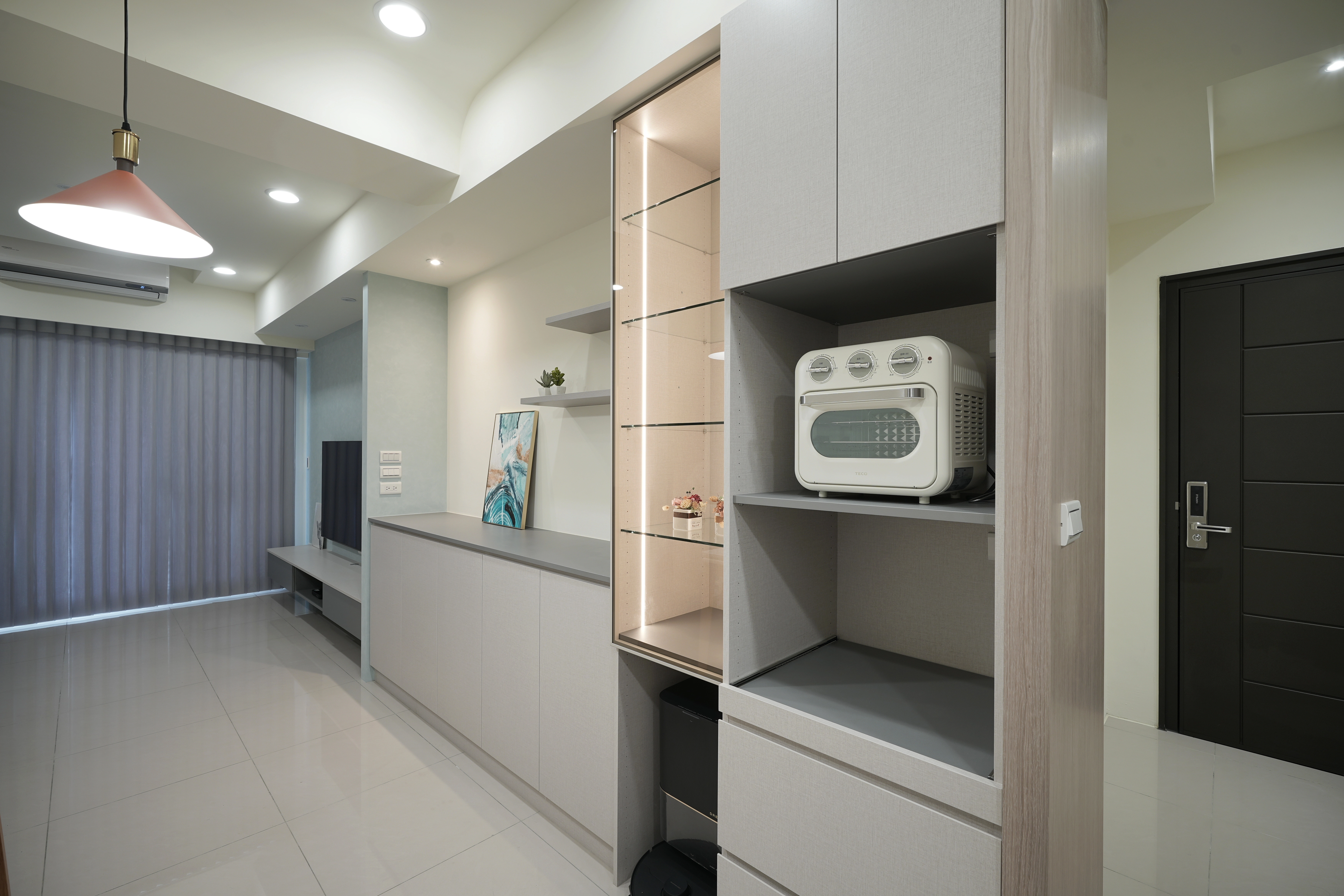 德盈現代風客廳:大面積系統收納牆與簡約無把手門片設計