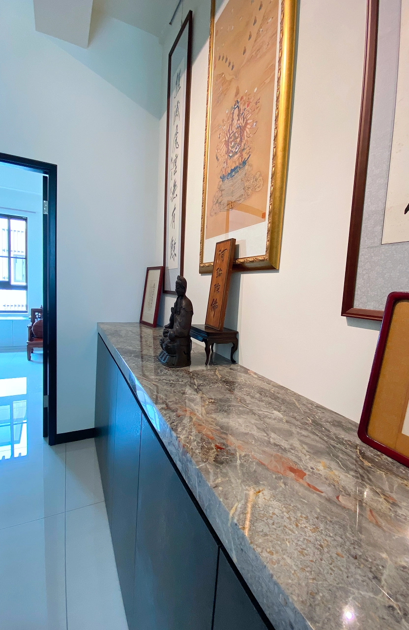 質感九份子室內設計：德盈打造屋主的收藏展示間，完美整合大理石與系統櫃收納。