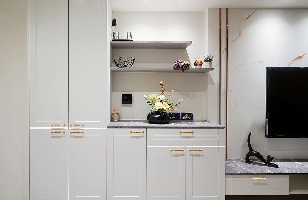 大理石紋檯面收納櫃： 兼具備餐與展示機能，提升居家生活質感。