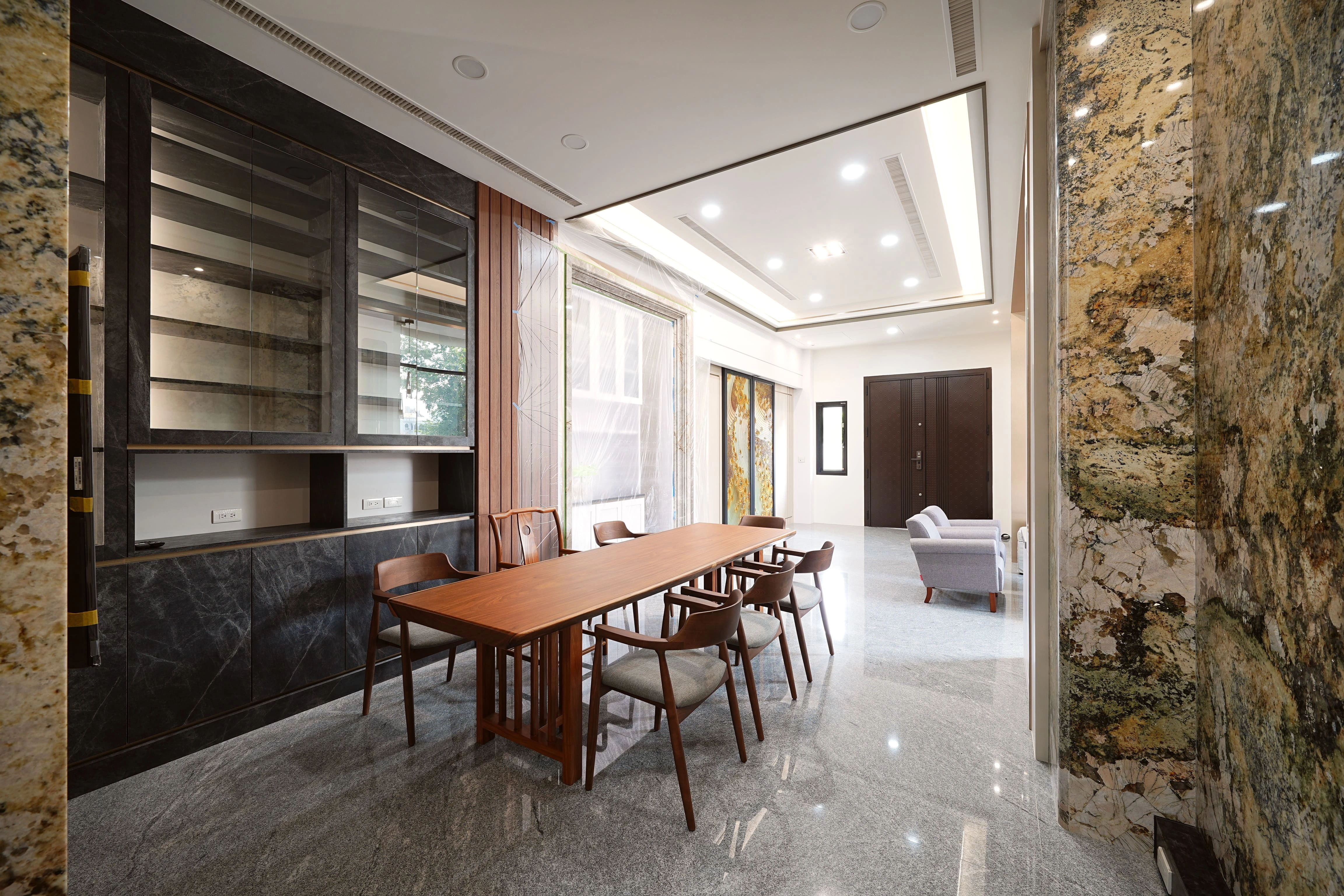 透過系統櫃客製規劃展現藝廊質感,為屋主營造尊榮的入戶氛圍。