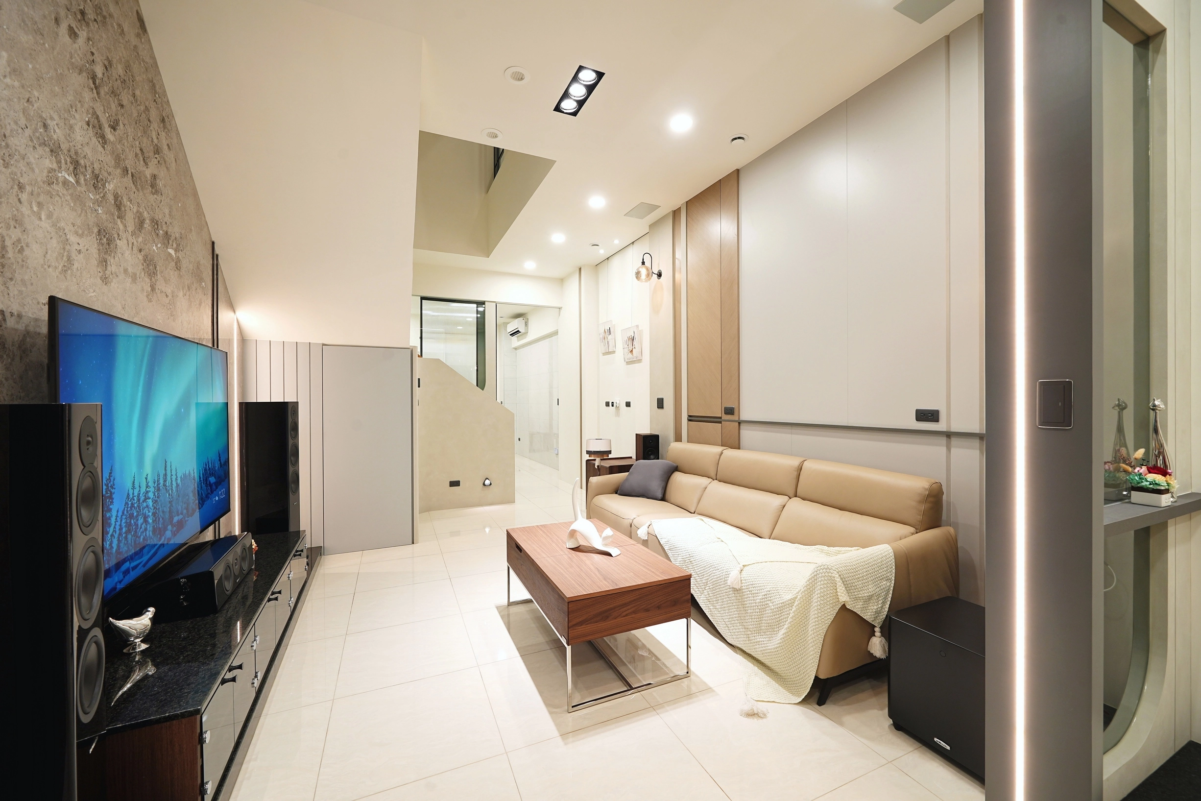 德盈室內設計:營造現代極簡整體風格,透過開放式動線規劃,打造寬敞明亮的質感客廳。