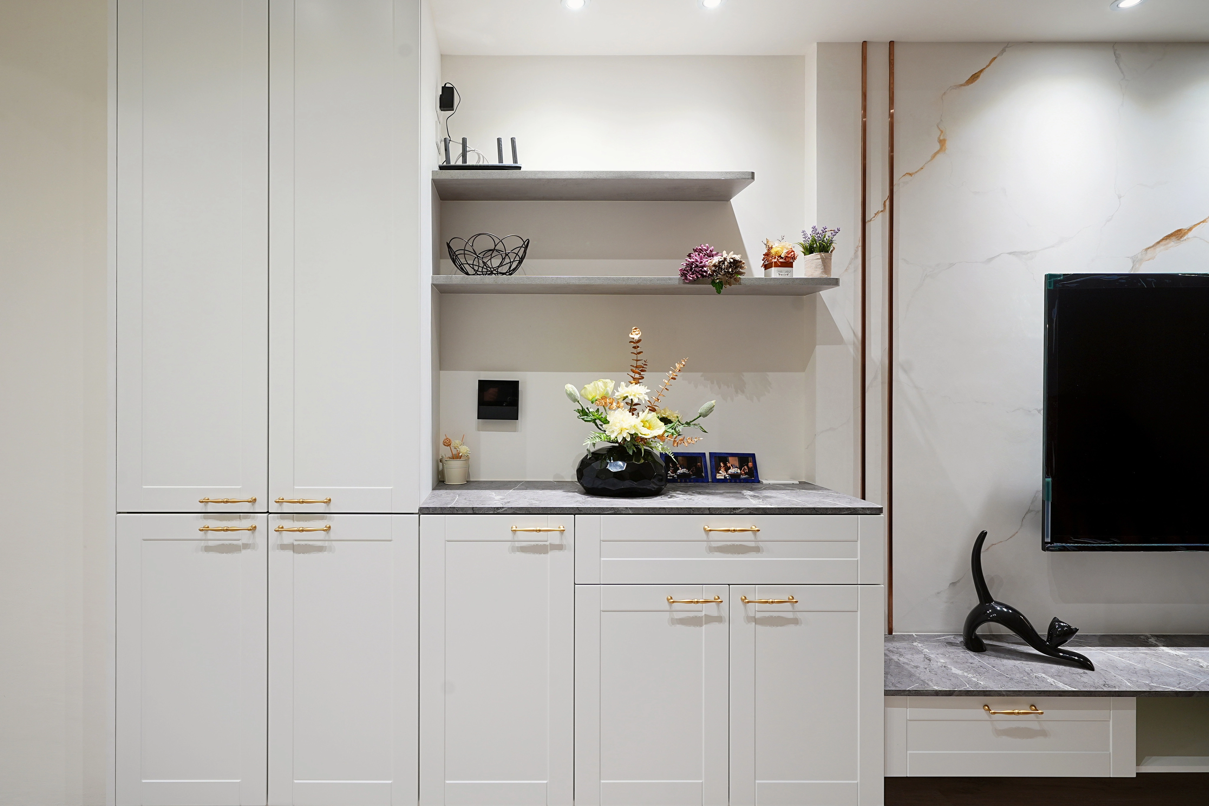 大理石紋檯面收納櫃: 兼具備餐與展示機能,提升居家生活質感。