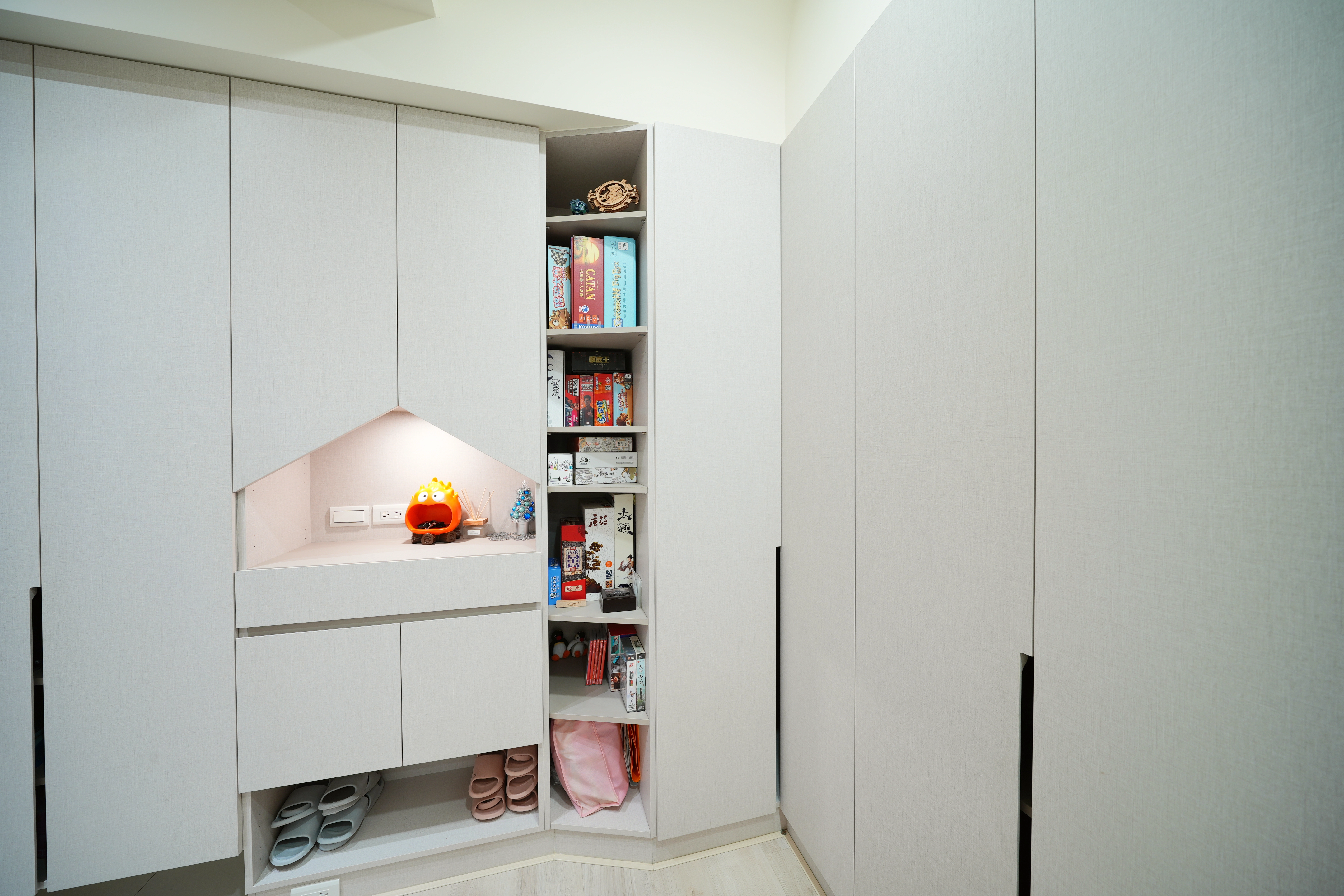 德盈室內設計儲藏室規劃:採用極簡無把手設計,櫃體線條俐落平整,展現現代居家空間的秩序美感。