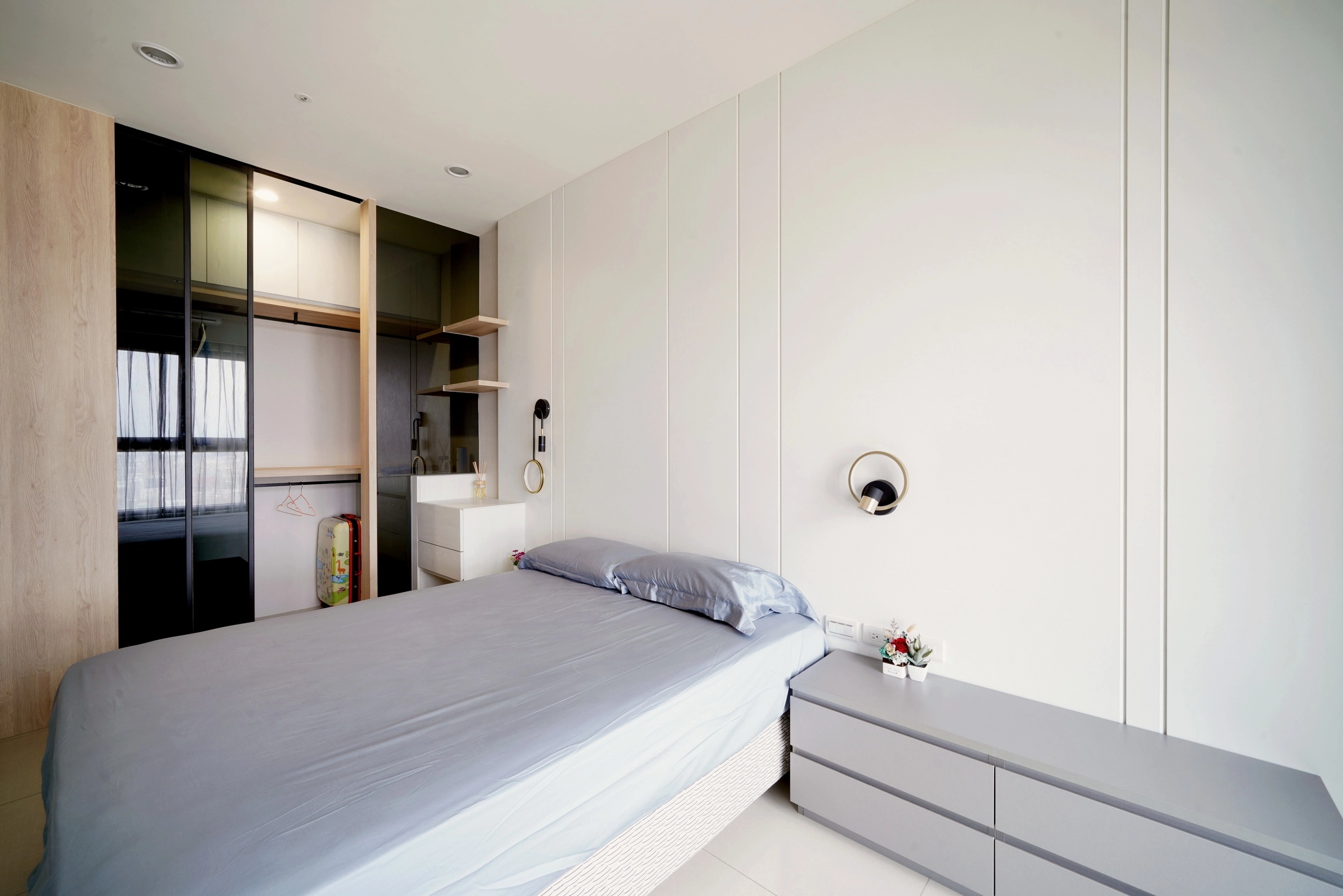 德盈空間規劃:時尚推拉門衣櫃搭配黑玻設計,不僅提升主臥視覺質感,更實現高效能的現代衣物收納。