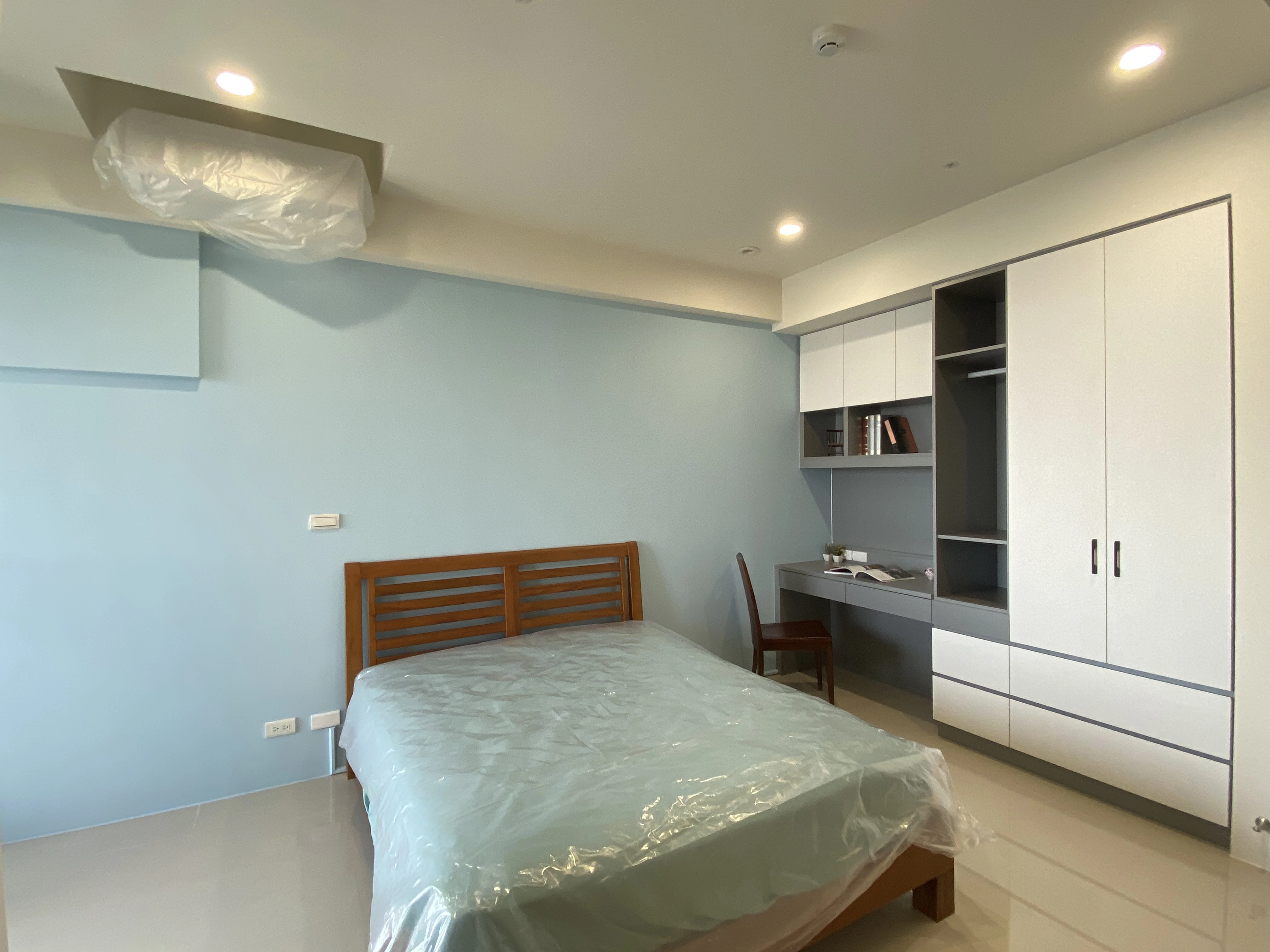 德盈室內設計:淺藍床頭牆與莫蘭迪藍系統板跳色,營造充滿層次感的男孩房舒眠氛圍。