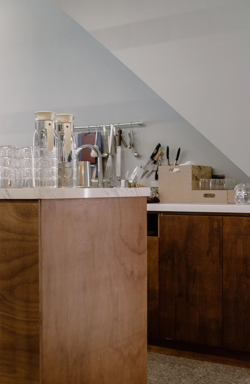 台南東區昇陞咖啡廳室內設計，打造質感簡約的商業空間，營造舒適愜意的休憩氛圍。