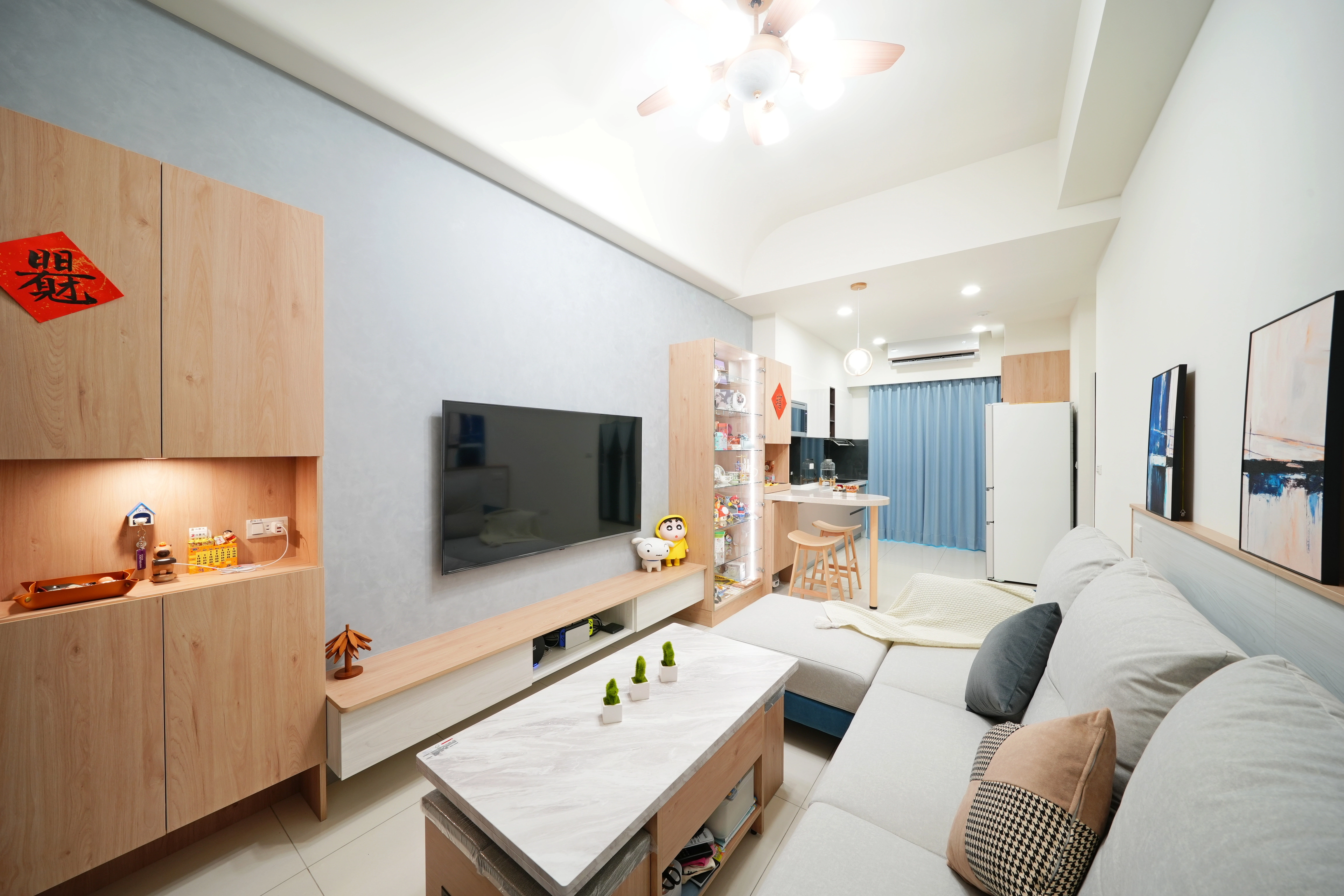 德盈設計客廳實景:現代簡約電視櫃結合展示高櫃,俐落櫃體設計打造質感收納空間。