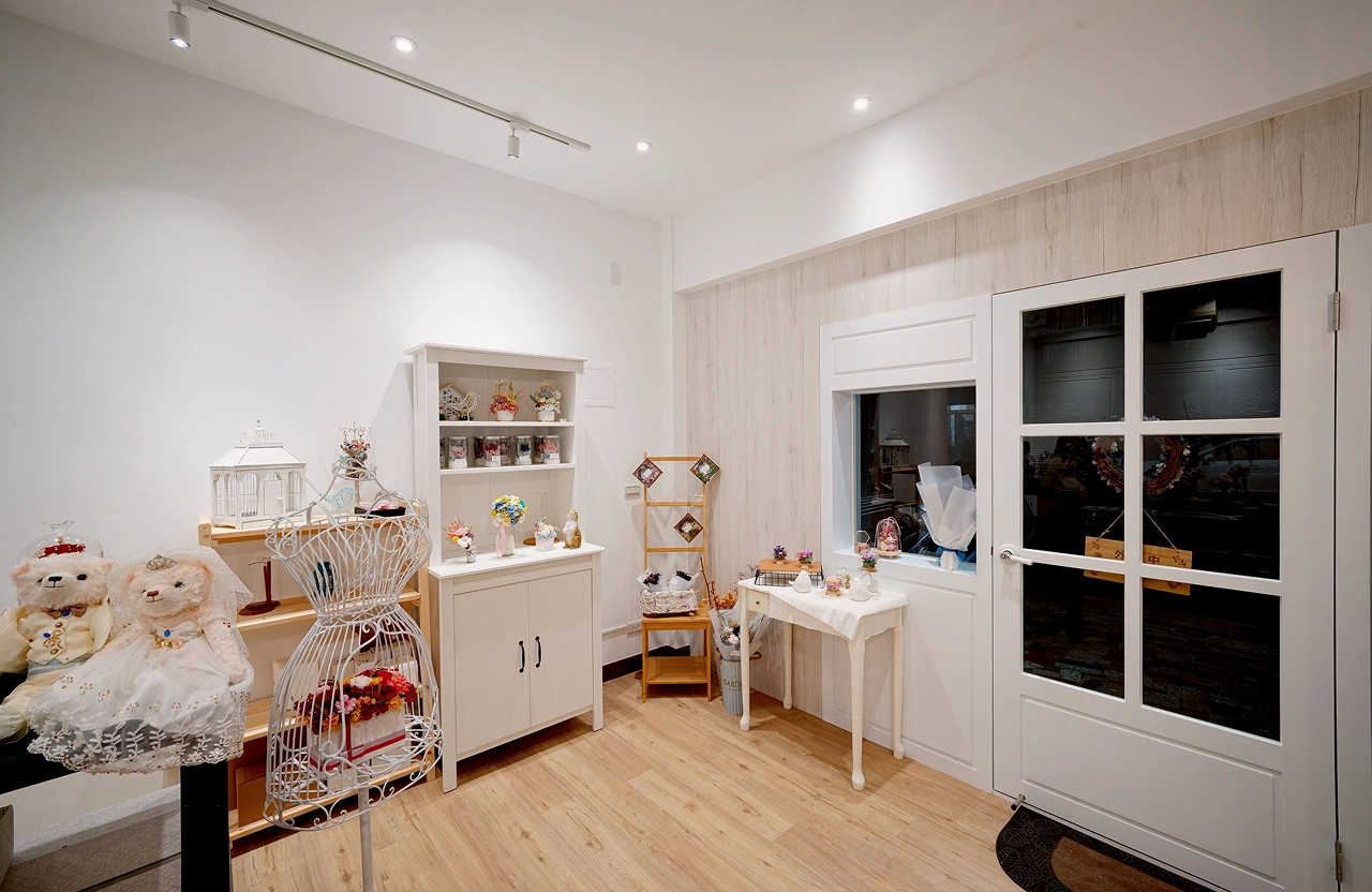 花店專業工作區，流暢動線整合展示機能，兼顧美學與實用的空間佈局。