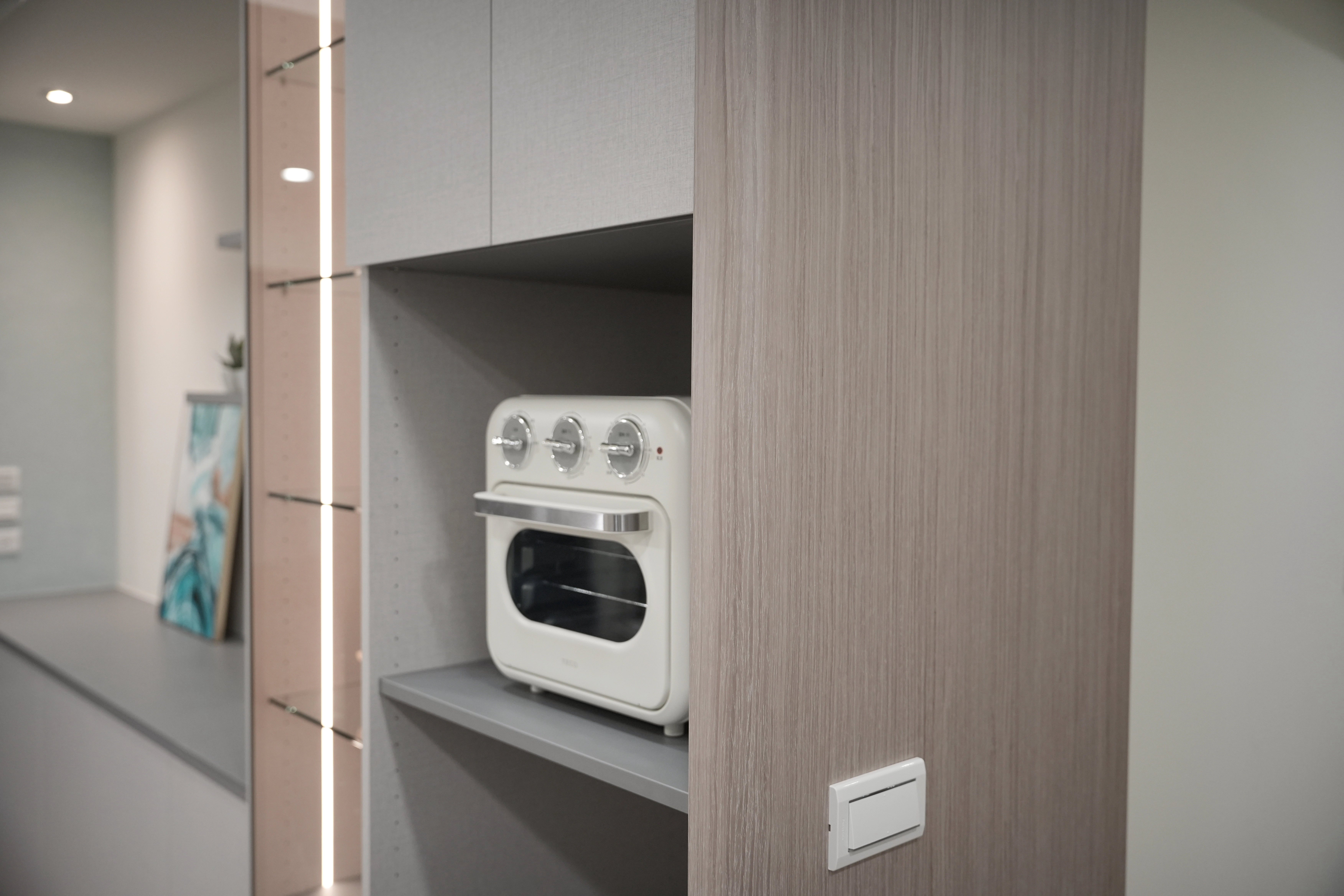 德盈系統電器櫃設計:整合滑軌抽盤與內嵌式家電收納空間