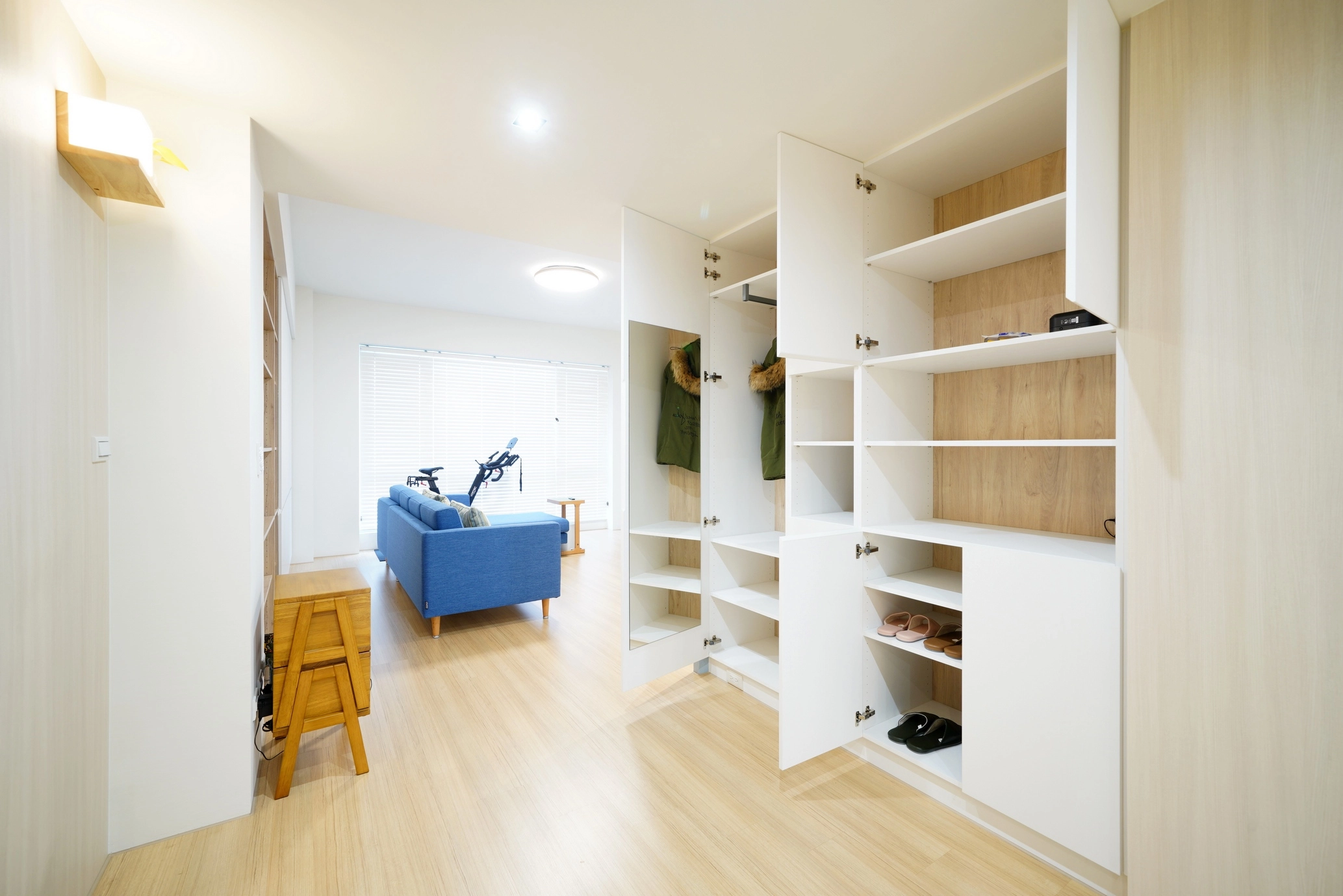 德盈空間規劃:極致走廊系統櫃設計,將畸零空間化為高效收納,兼顧居家動線的美觀與實用性。