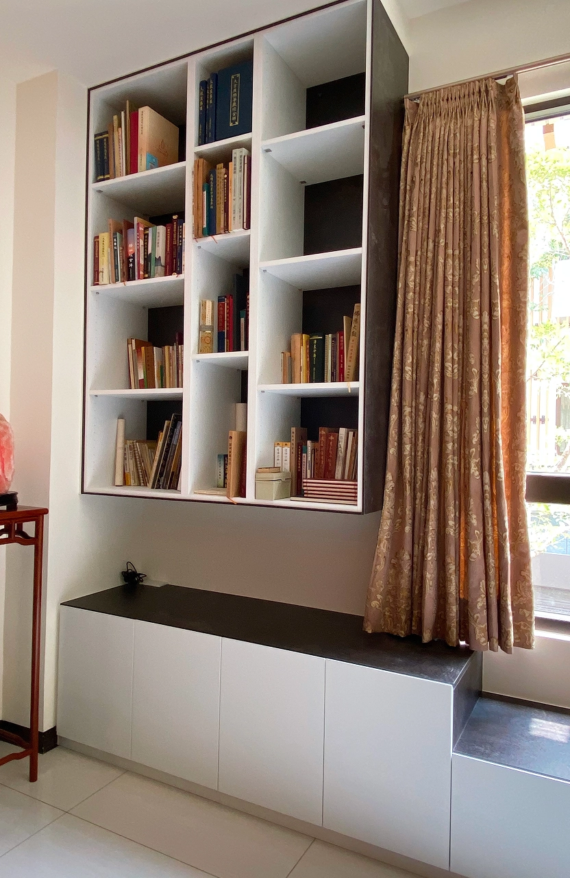 質感九份子室內設計：德盈量身訂製客廳展示衣櫃，打造簡約有序的居家空間。