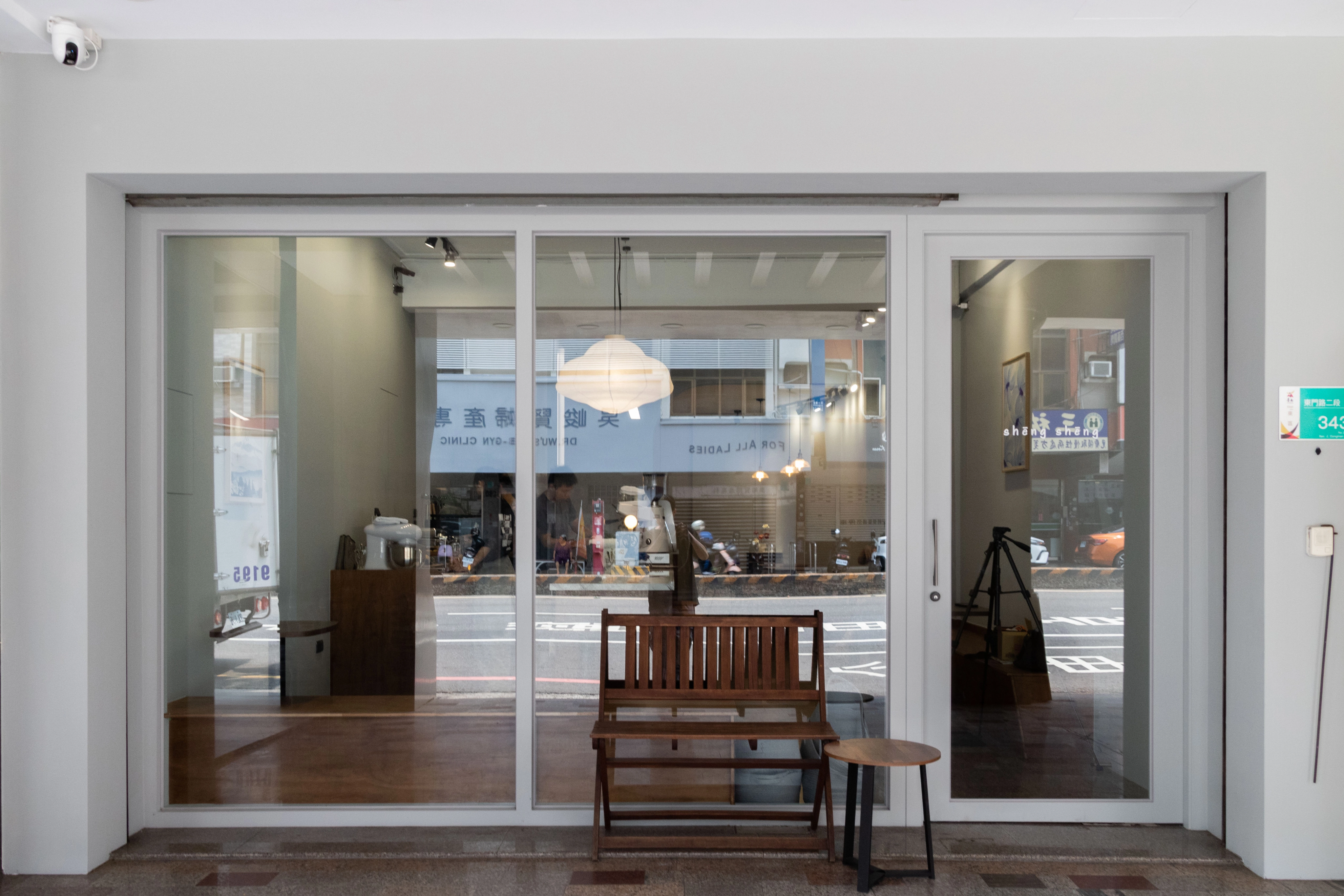 德盈設計規劃:引入明亮採光,讓空間享受南部豔陽,打造清新自然、溫暖舒適的咖啡廳氛圍。