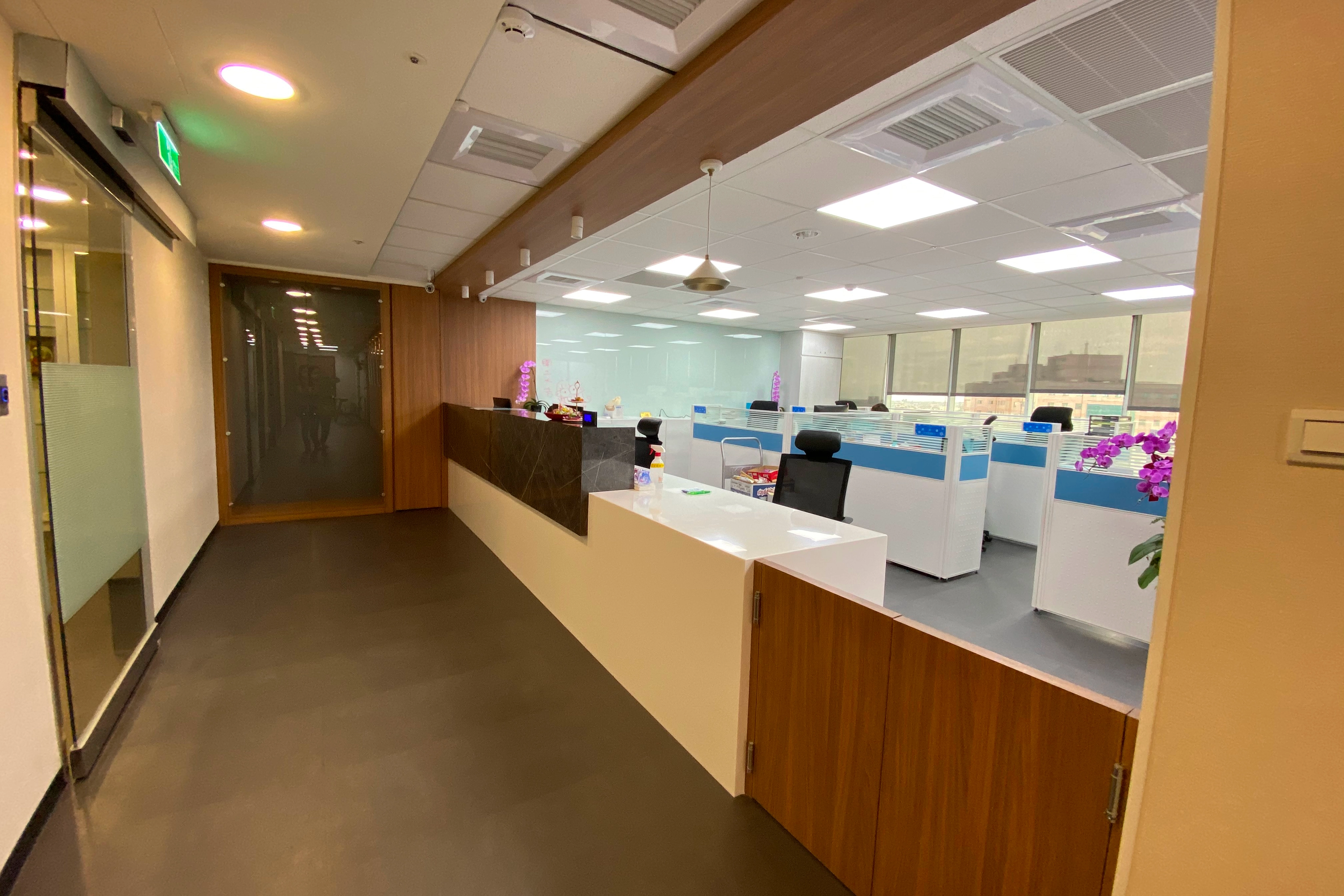 商辦美學與實用兼具: 大理石櫃檯增添沉穩氣息,提升企業形象與員工福祉。