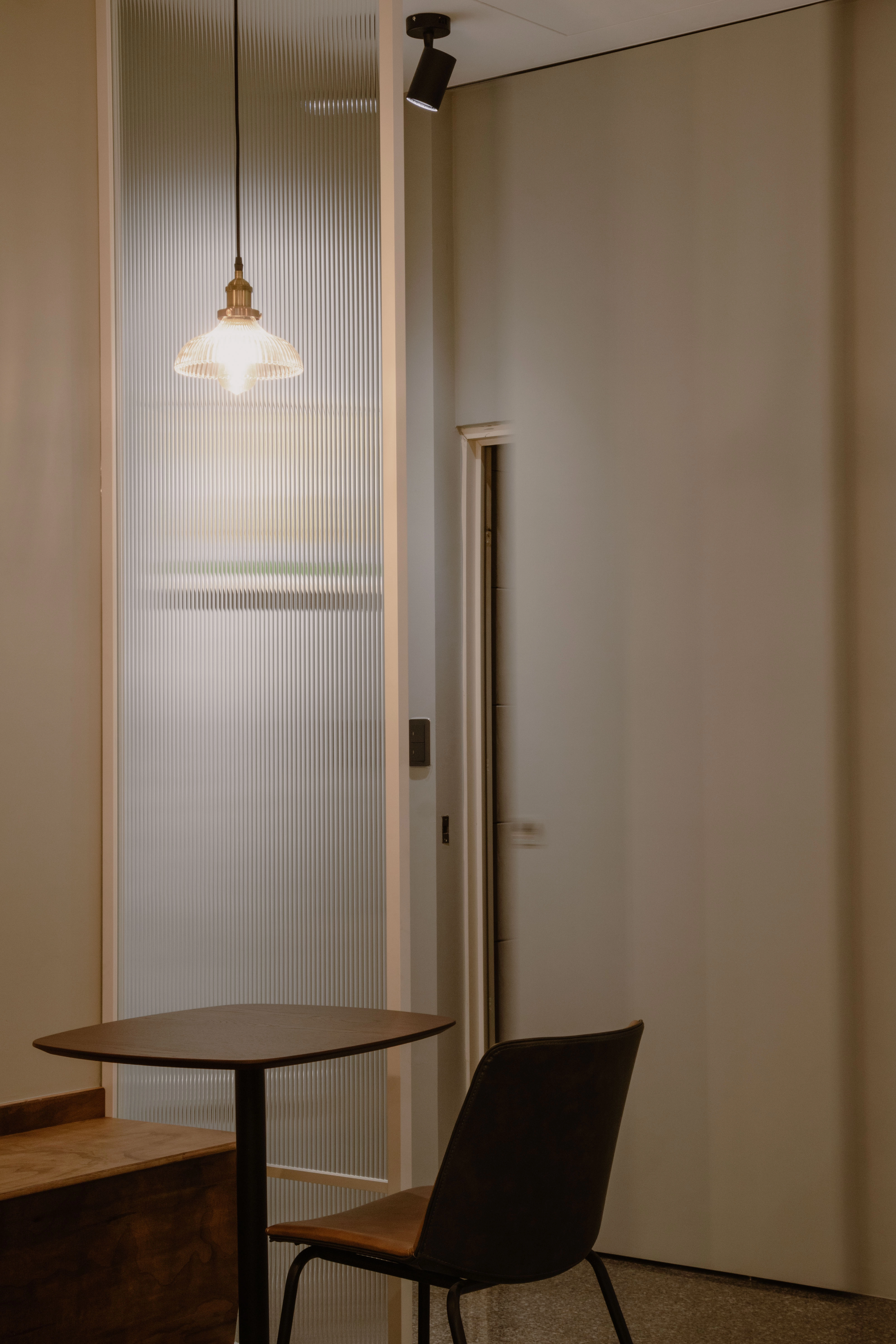 德盈咖啡廳設計：層次分明的長虹玻璃隔屏，結合質感燈光設計，完美提升商空格調。