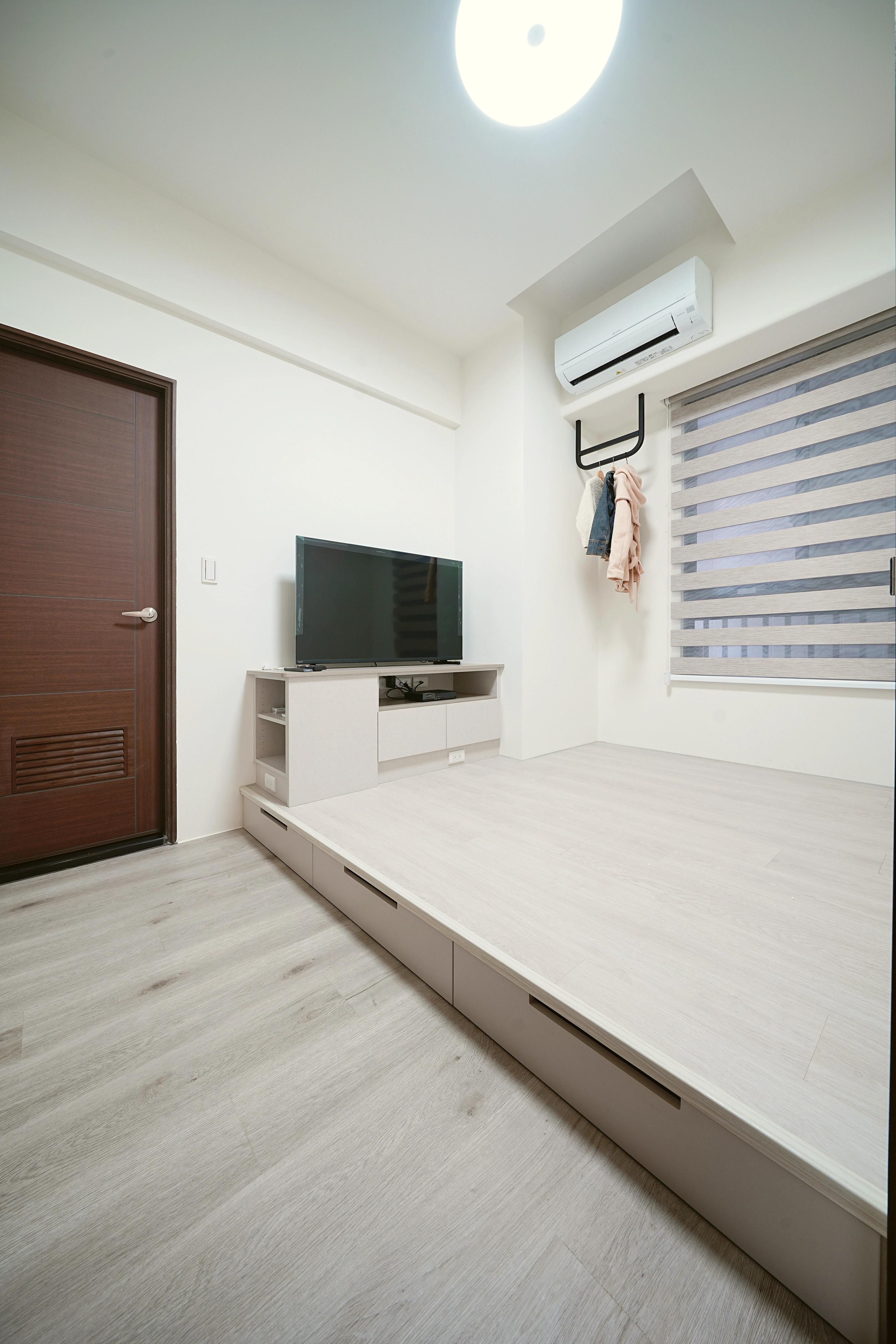 客臥架高木地板設計： 兼具床架與收納功能，型塑清爽多功能房。